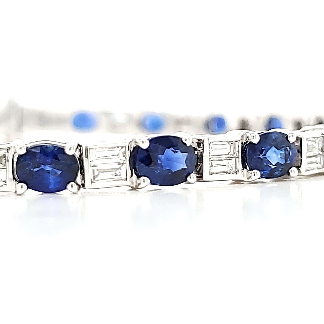 Taille ovale Bracelet en or blanc 18 carats, saphir de forme ovale Cts 8,88 et diamants baguettes en vente