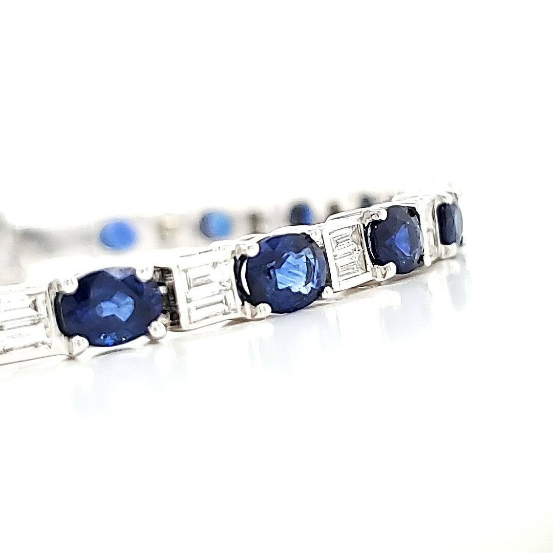 Bracelet en or blanc 18 carats, saphir de forme ovale Cts 8,88 et diamants baguettes Unisexe en vente