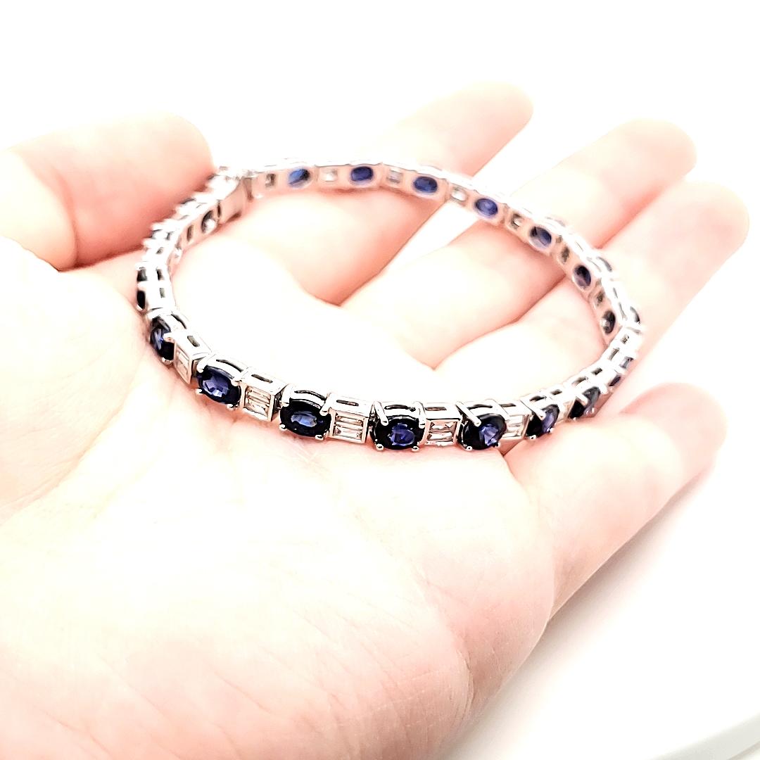 Bracelet en or blanc 18 carats, saphir de forme ovale Cts 8,88 et diamants baguettes en vente 1