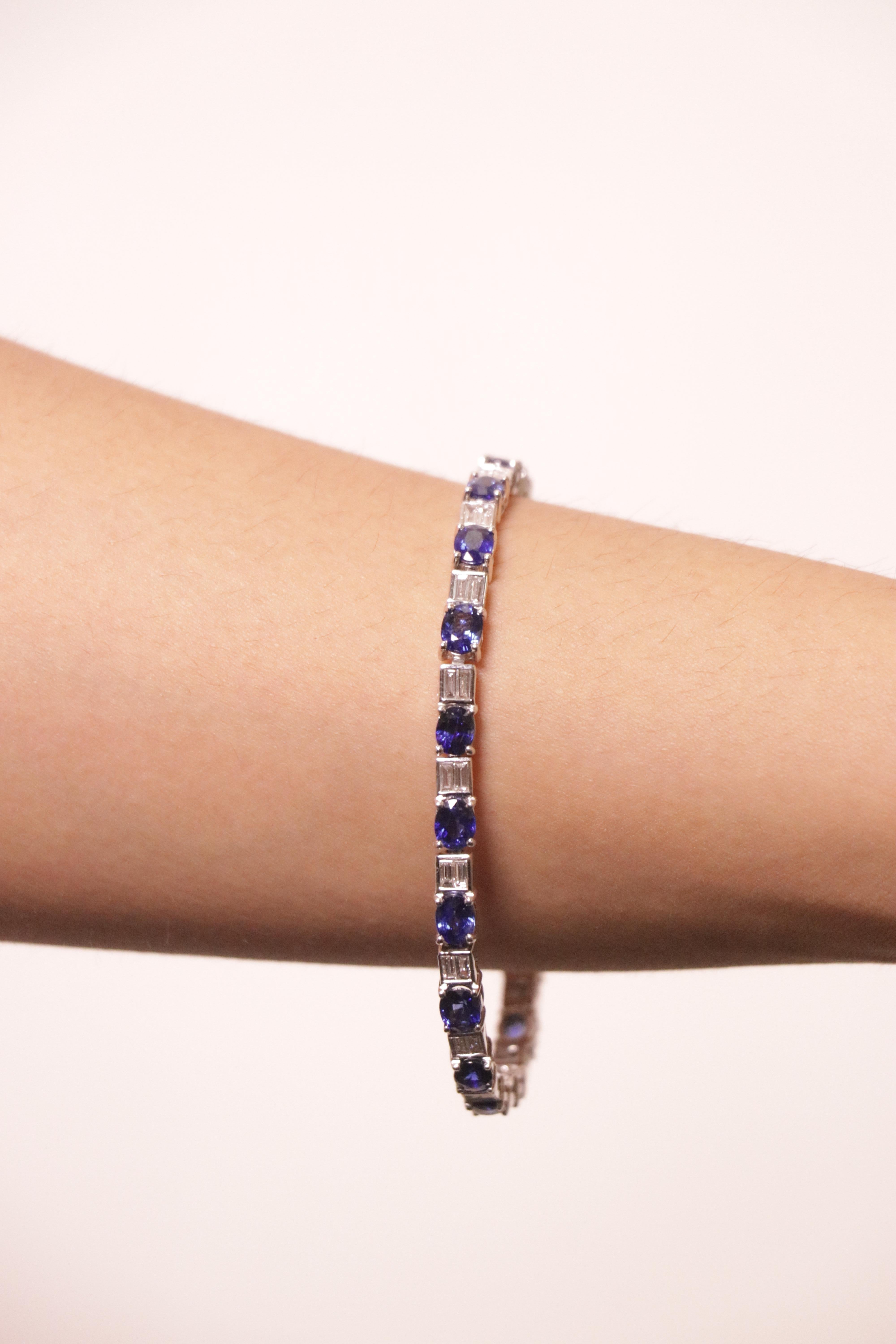 Bracciale in oro bianco 18k con zaffiro ovale da 8,88 carati e diamanti baguette in vendita 3