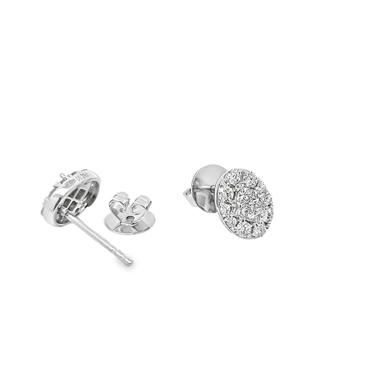 I bellissimi e brillanti diamanti veri di questo paio di orecchini riflettono l'eleganza dei tuoi outfit quotidiani; le dimensioni di queste borchie sono il tocco perfetto per ogni occasione e in ogni momento. Se stai navigando nel mondo online