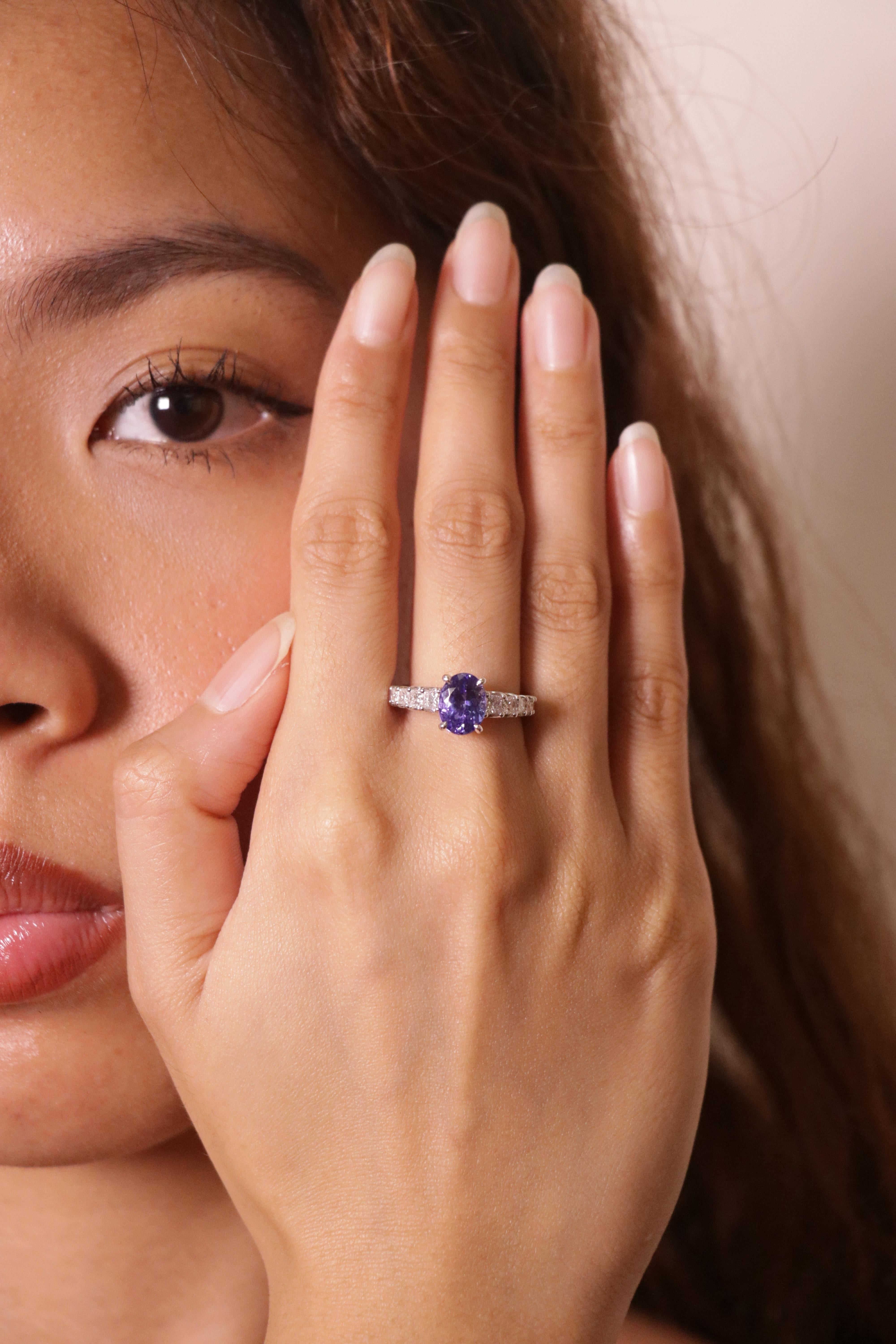 Contemporain 18k White Gold Oval Tanzanite Cts 2.12 Diamond Engagement Ring en vente
