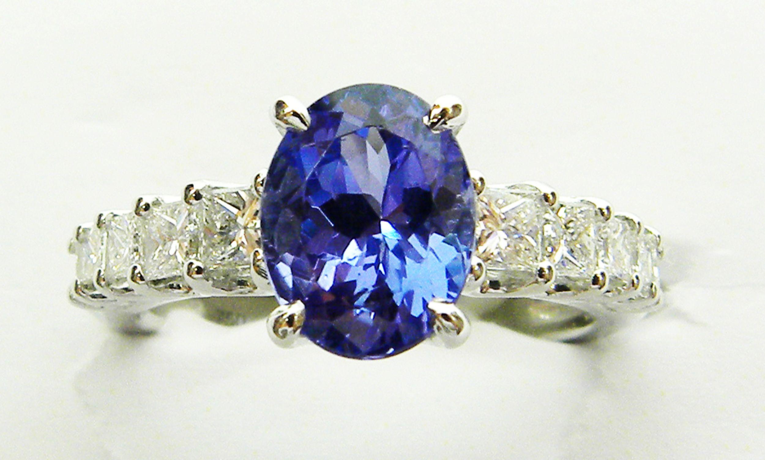 Taille ovale 18k White Gold Oval Tanzanite Cts 2.12 Diamond Engagement Ring en vente