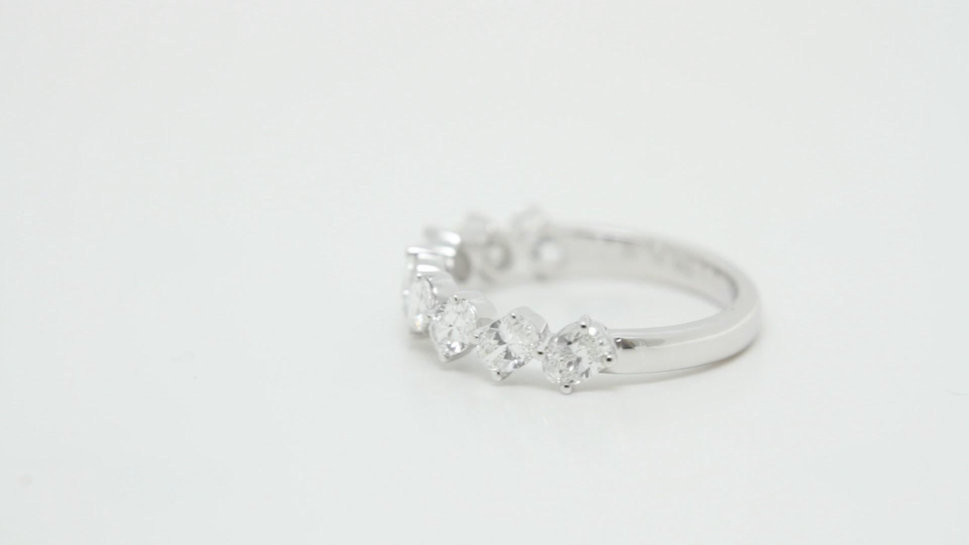 Alianza de boda ovalada de oro blanco de 18 quilates -Anillo ovalado fuera de ángulo Moderno en venta