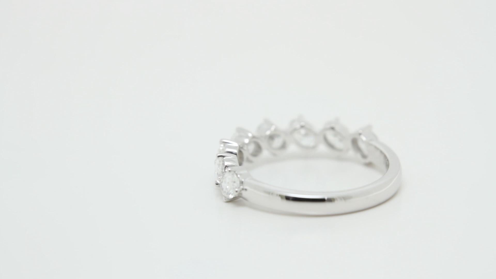 Alianza de boda ovalada de oro blanco de 18 quilates -Anillo ovalado fuera de ángulo Corte oval en venta