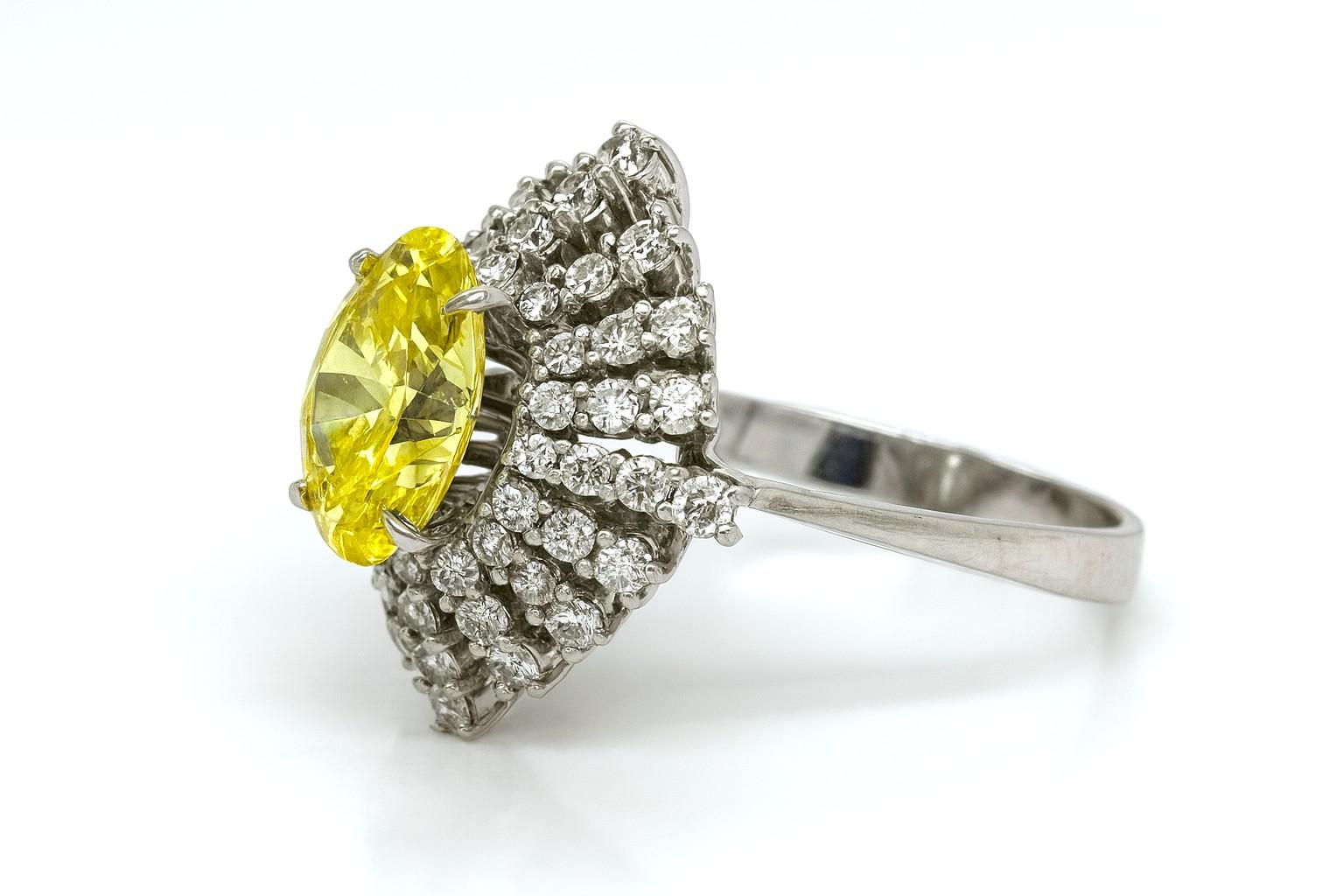 18K White Gold Oval Yellow Diamond and Round Diamond Ring – IGL Certified Corte oval en venta