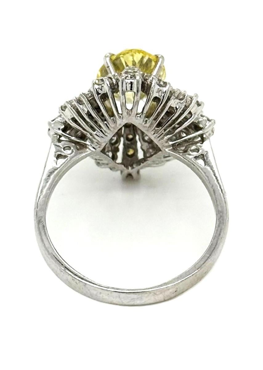 18K White Gold Oval Yellow Diamond and Round Diamond Ring – IGL Certified en Bueno estado para la venta en Philadelphia, PA