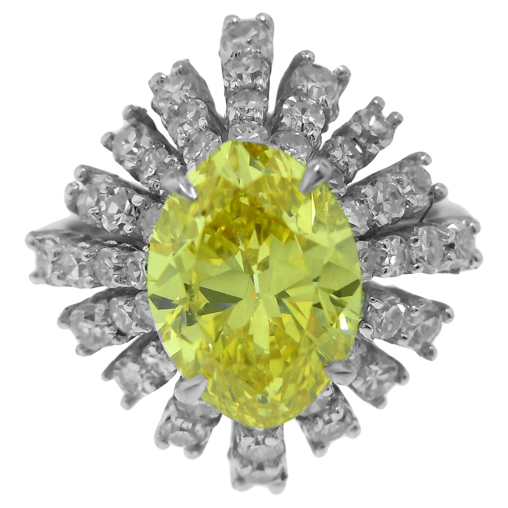 18K White Gold Oval Yellow Diamond and Round Diamond Ring – IGL Certified en venta