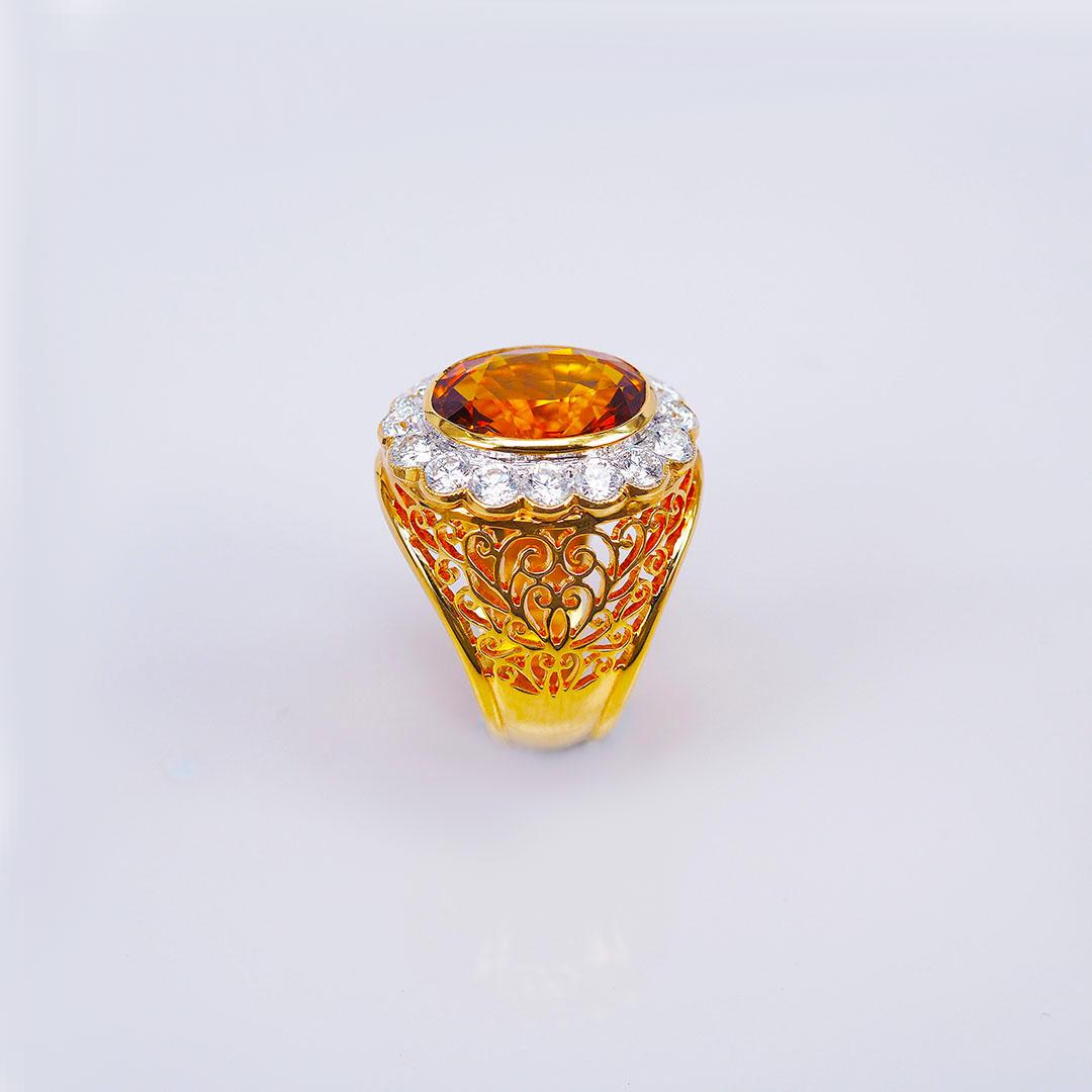 Moderne Bague en or blanc 18 carats avec saphir jaune ovale et diamants en vente
