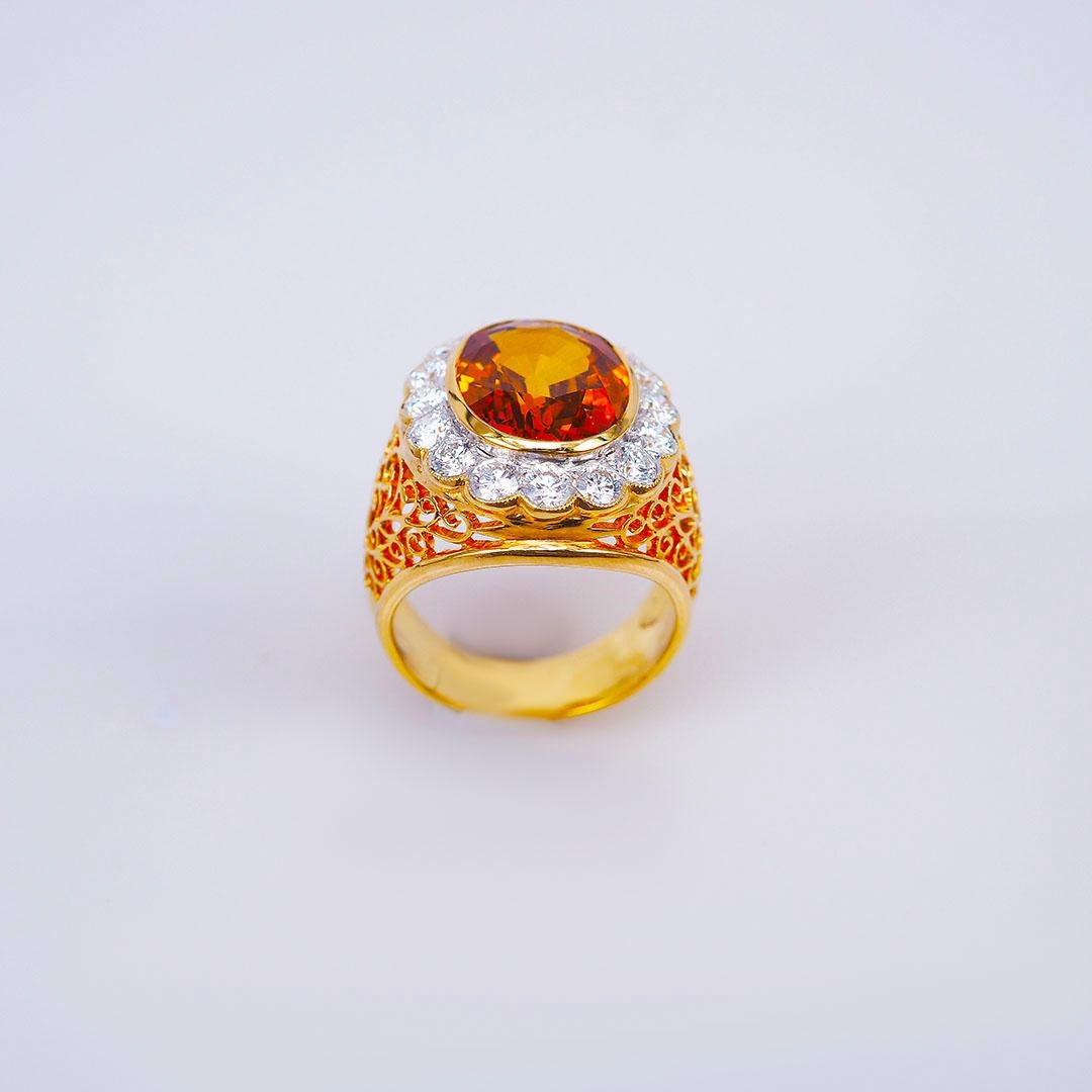 Taille ovale Bague en or blanc 18 carats avec saphir jaune ovale et diamants en vente