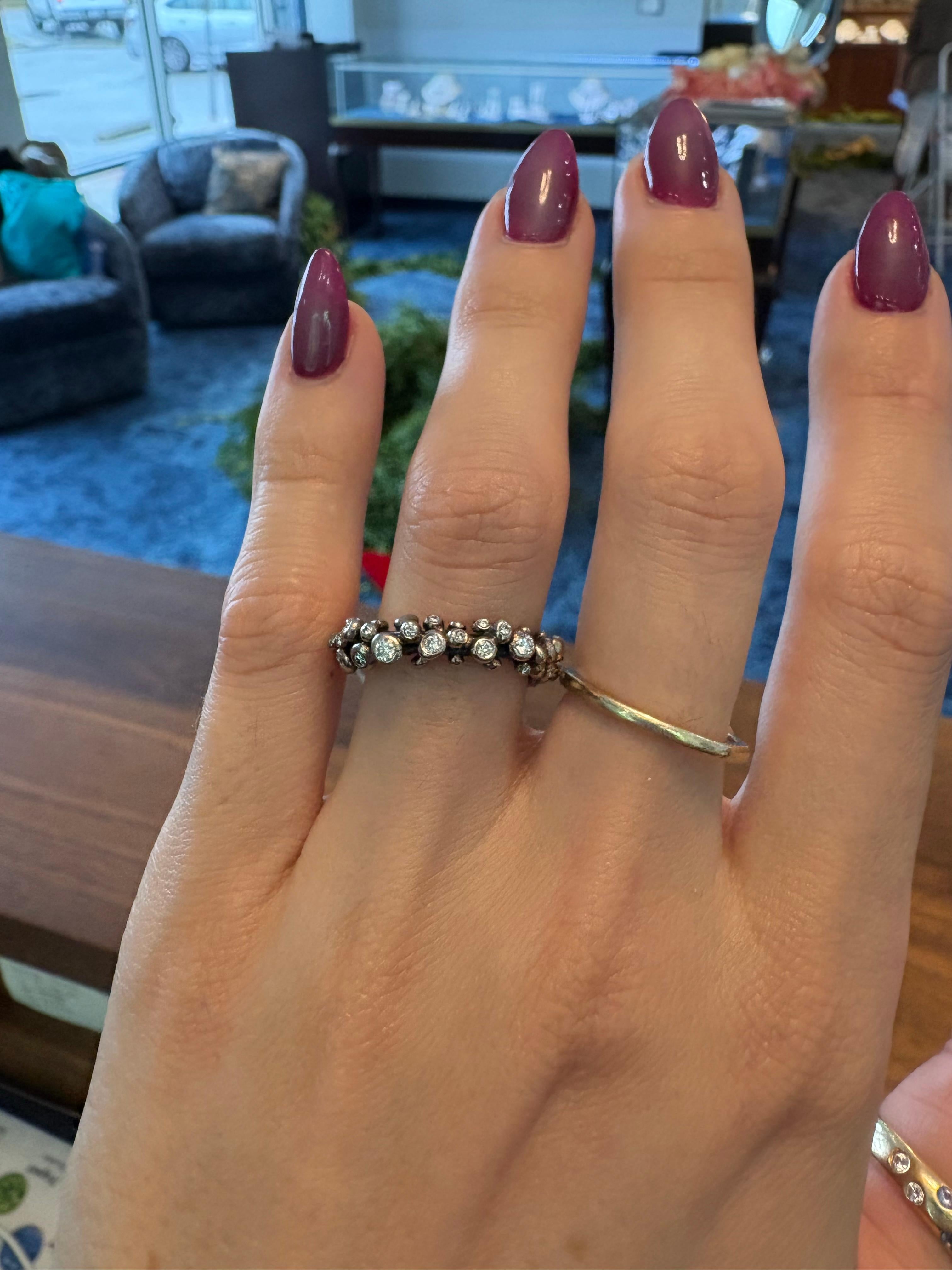 Faites l'expérience d'une opulence discrète avec cette bague exceptionnelle, magistralement composée d'argent patiné, d'or blanc 18 carats lumineux et de diamants taillés en brillant. Son allure émerge des textures et des tons nuancés de l'argent