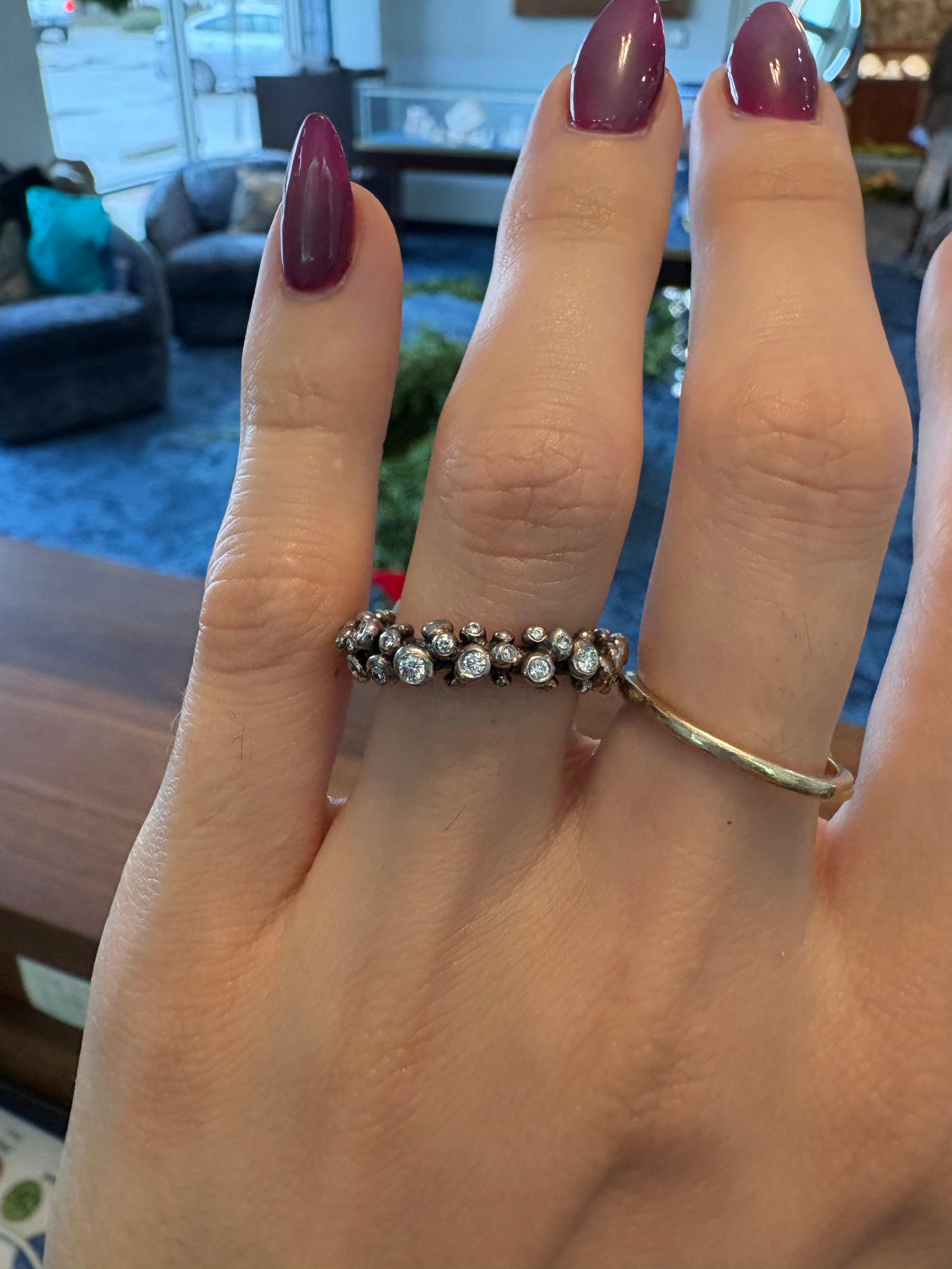 Mouvement esthétique Bague en or blanc 18 carats / argent oxydé, diamant rond taillé en brillant. Taille 5.5 en vente