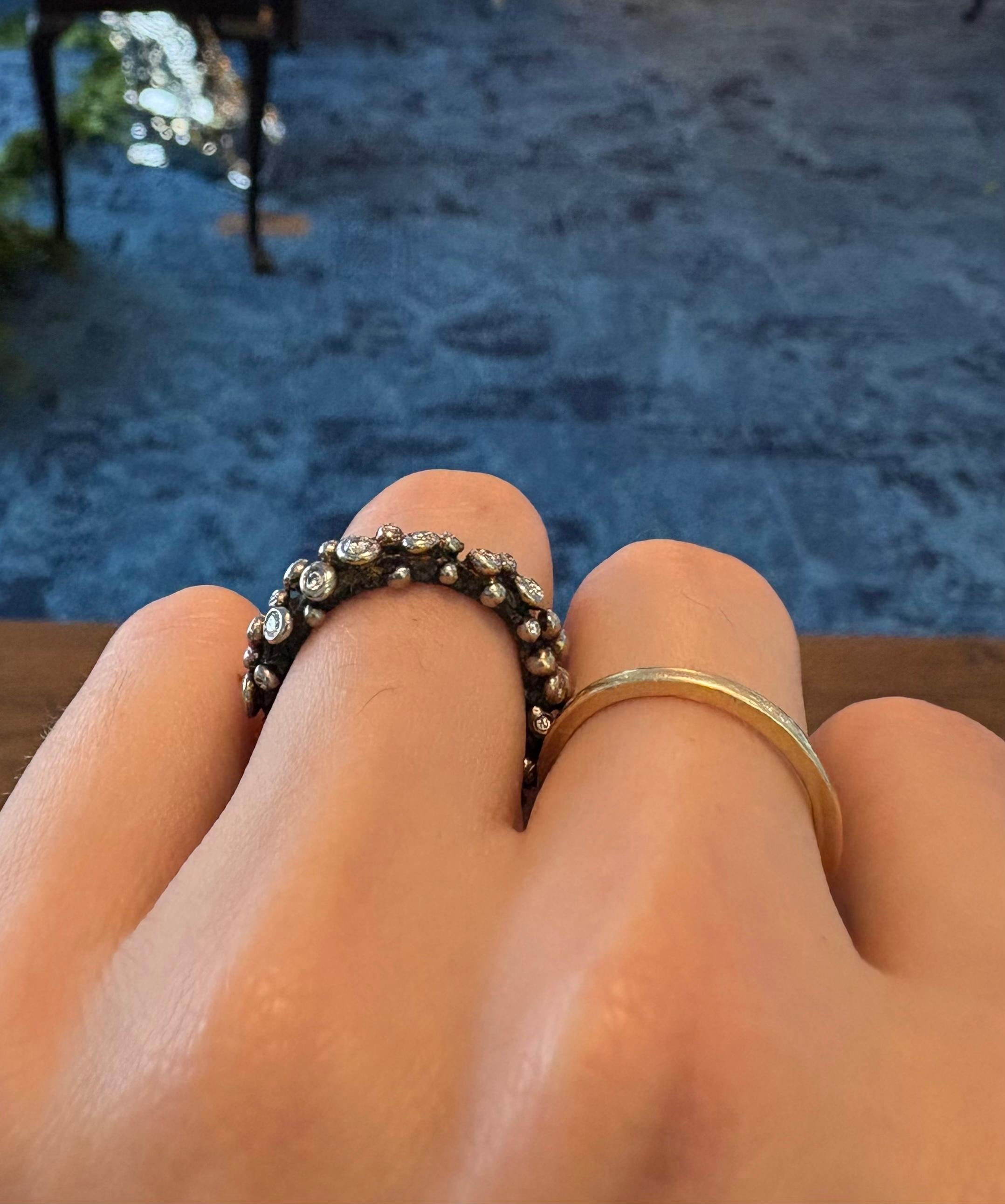 Taille brillant Bague en or blanc 18 carats / argent oxydé, diamant rond taillé en brillant. Taille 5.5 en vente