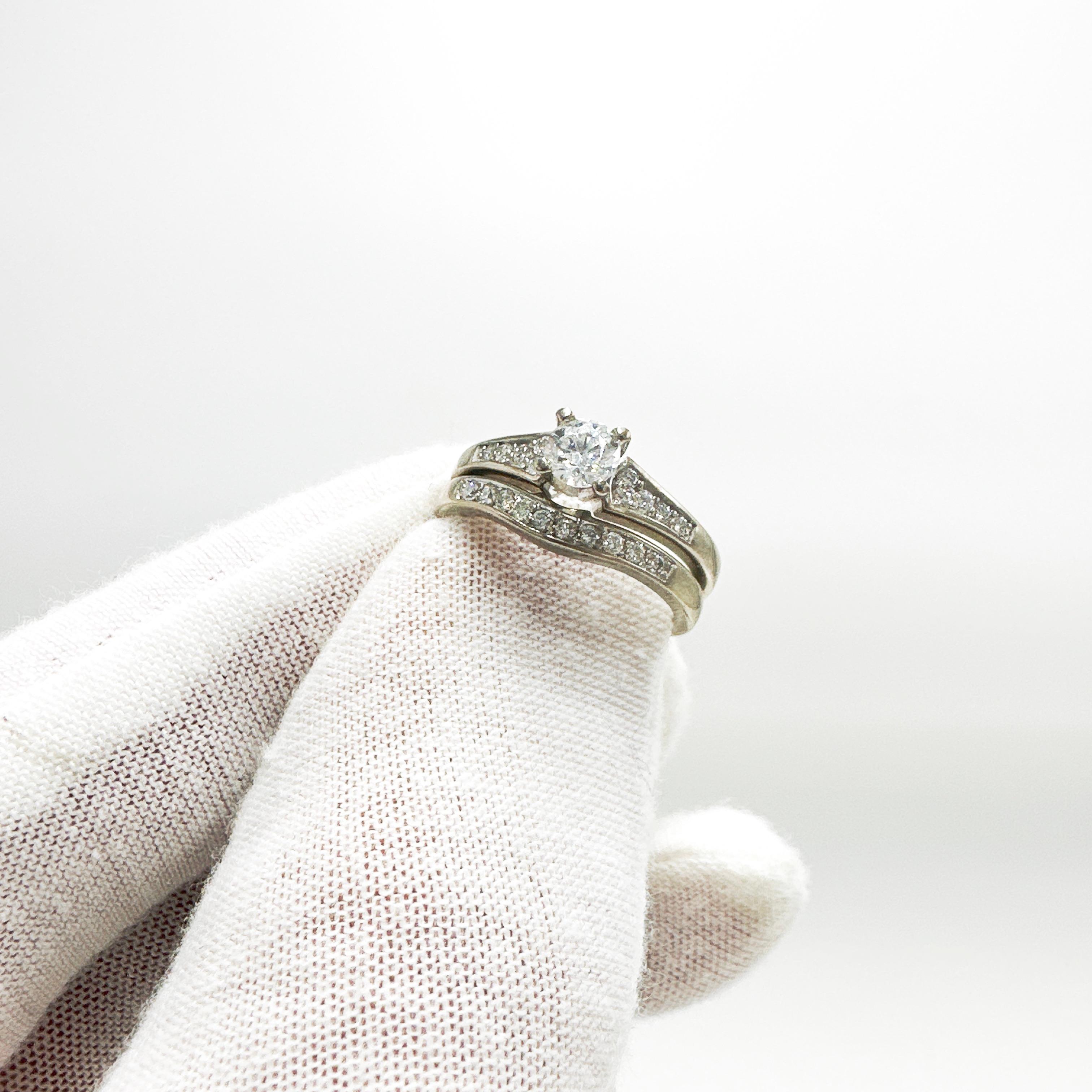 18 Karat Weißgold/Palladium-Mischung Natürlicher Diamant Verlobungsring-Set. 0,71TCW im Zustand „Gut“ in Victoria, BC