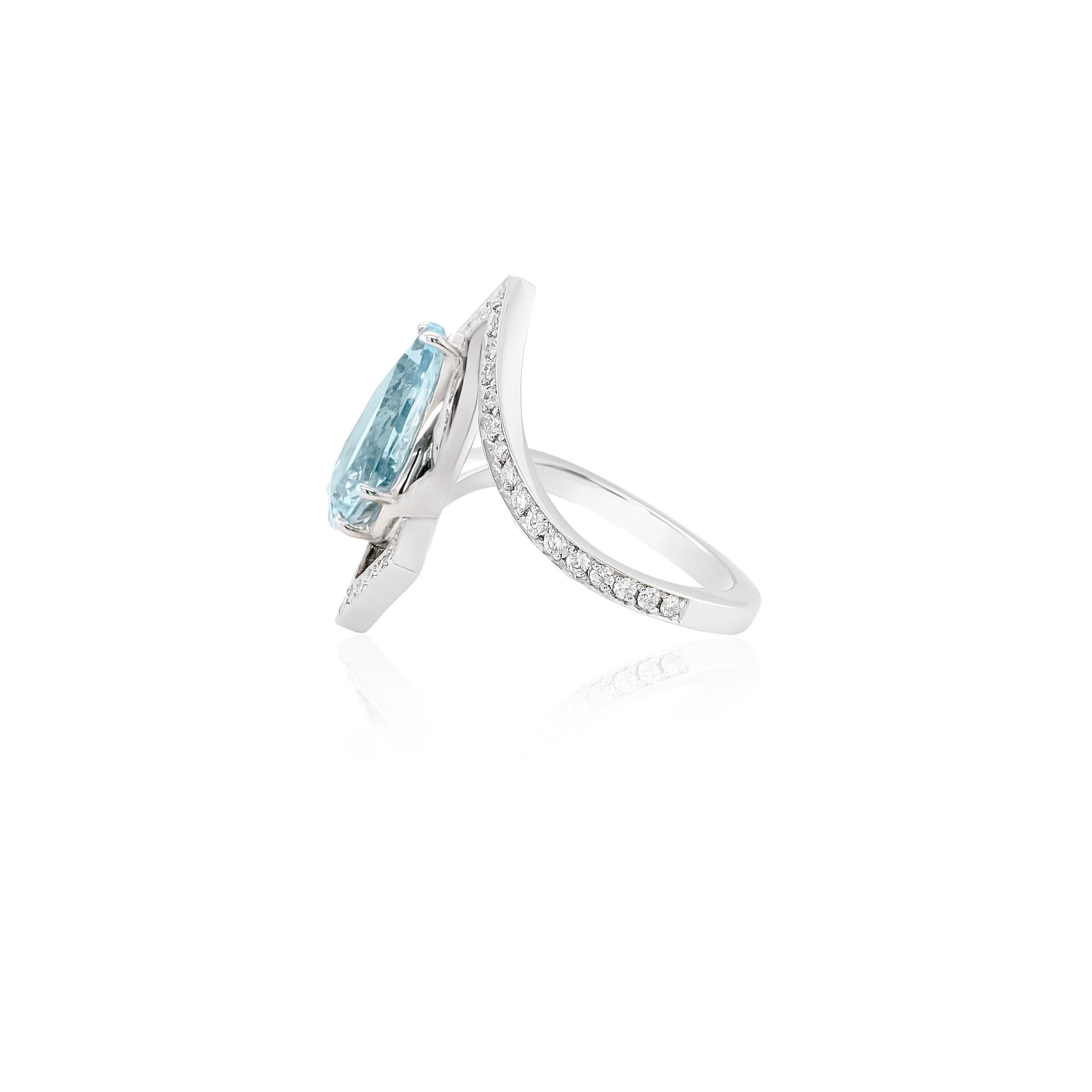 This stunning aquamarine and diamond ring features a natural 2.91ct brilliant cut pear-shaped aquamarine. The intricate cut of the center stone ensures that the light reflects from every angle showing off its beautiful soft blue. The sparkling