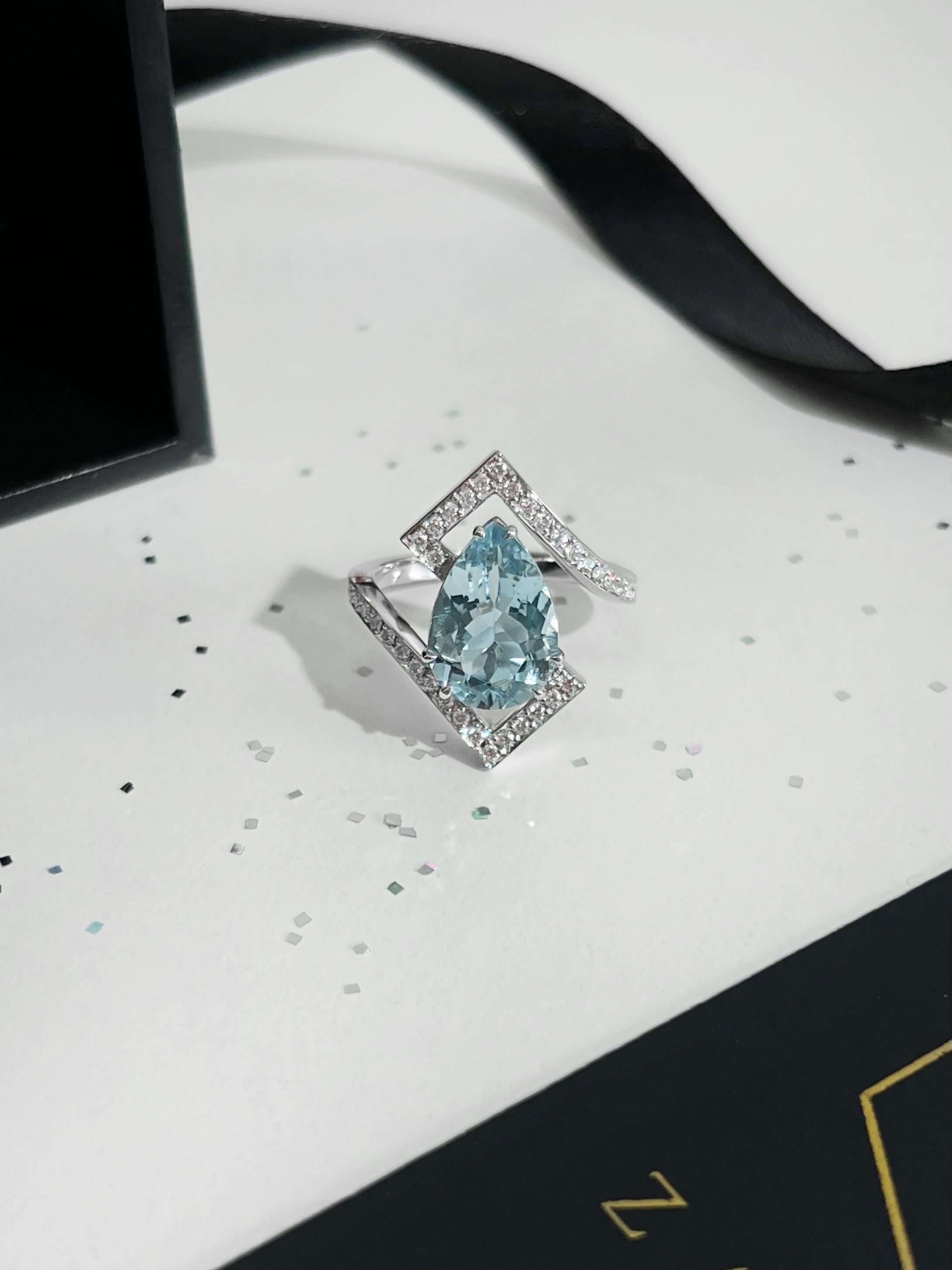 18K White Gold Palladium Ring Set with White Diamonds & Aquamarine In New Condition For Sale In Bangkok, TH