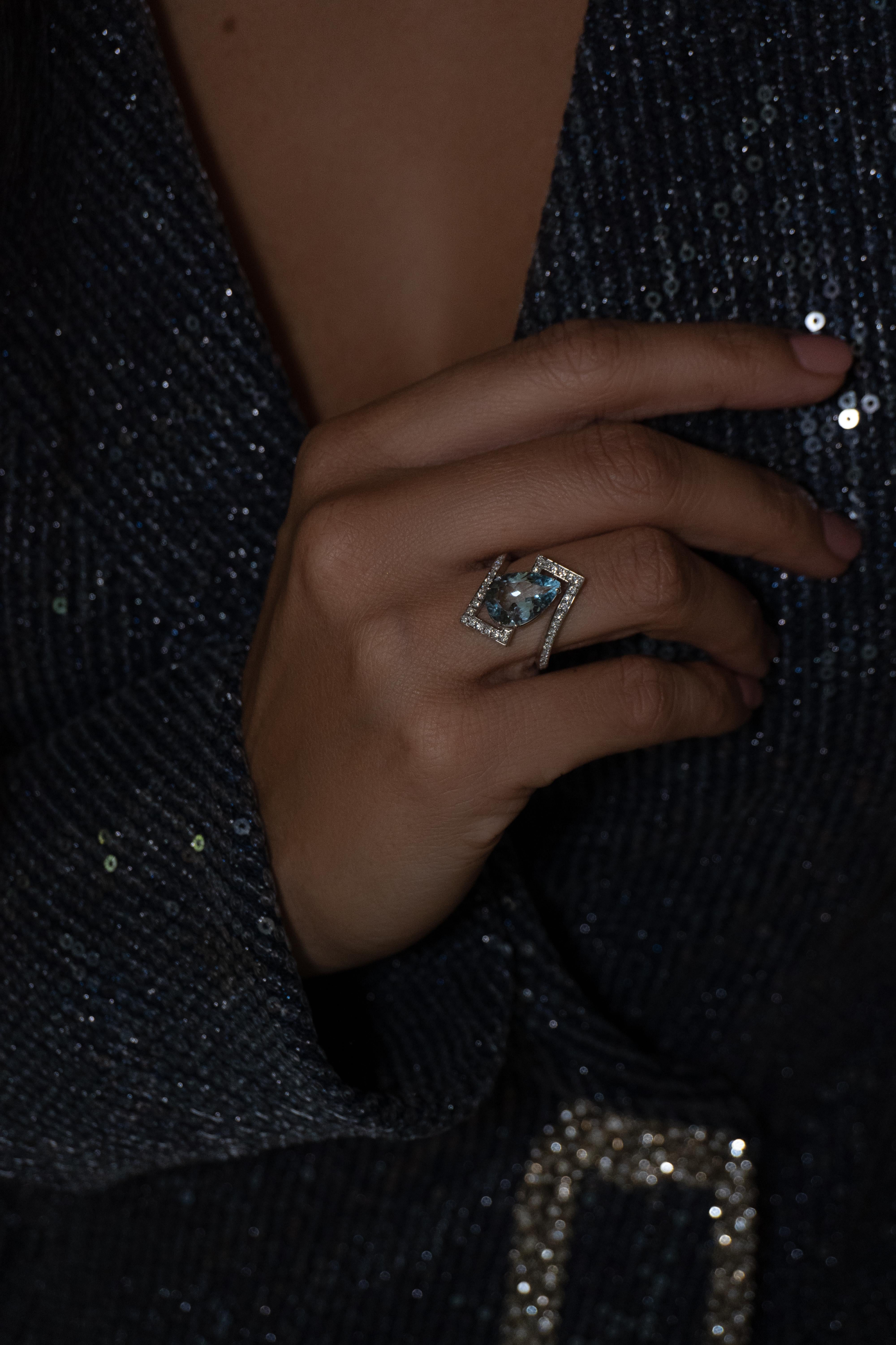 18K White Gold Palladium Ring Set with White Diamonds & Aquamarine For Sale 1