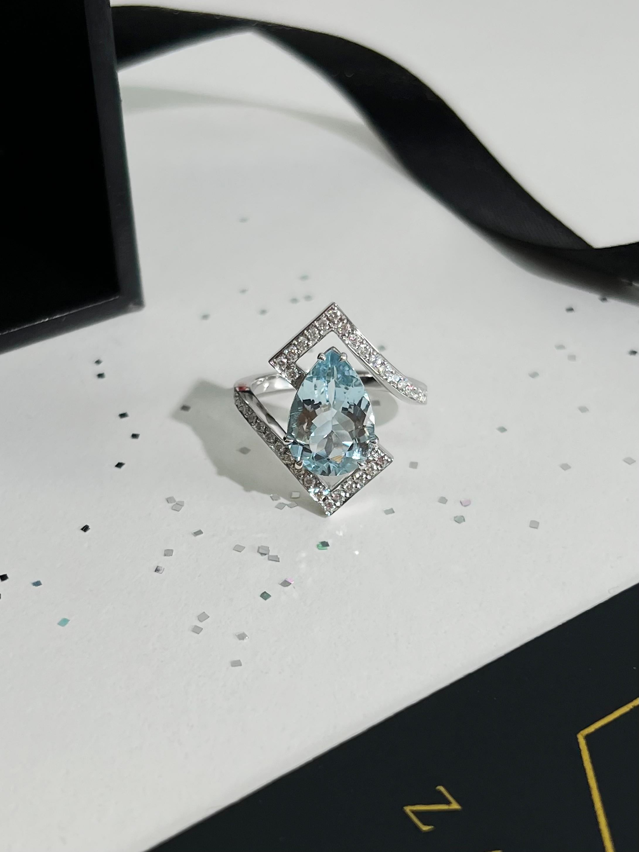 18 Karat Weißgold Palladium-Ring mit weißen Diamanten und Aquamarin besetzt (Tropfenschliff) im Angebot