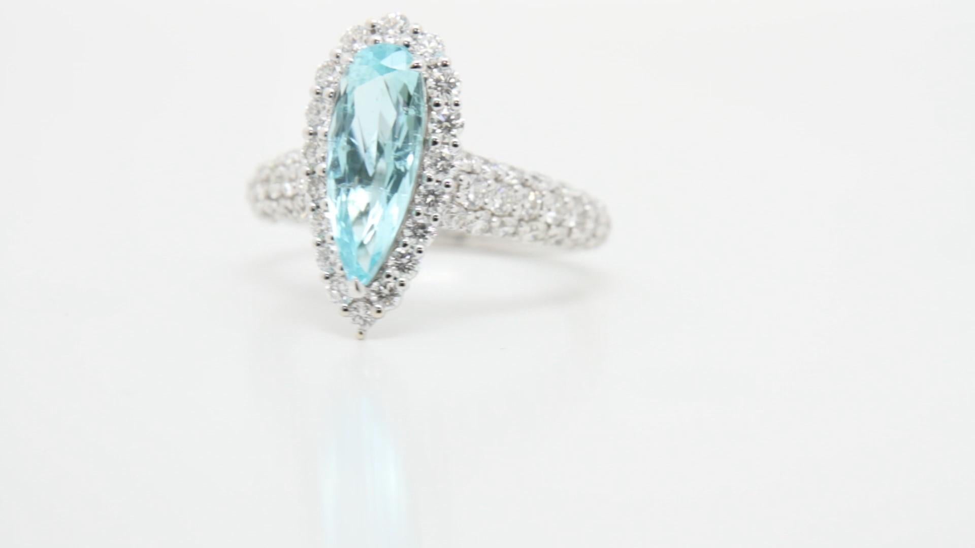 Bague habillée en or blanc 18 carats avec tourmaline Paraiba

Une pièce à couper le souffle, réalisée en or blanc 18 carats, mettant en valeur la rare et vibrante tourmaline Paraiba. Connue pour son éclat néon bleu-vert envoûtant, cette pierre