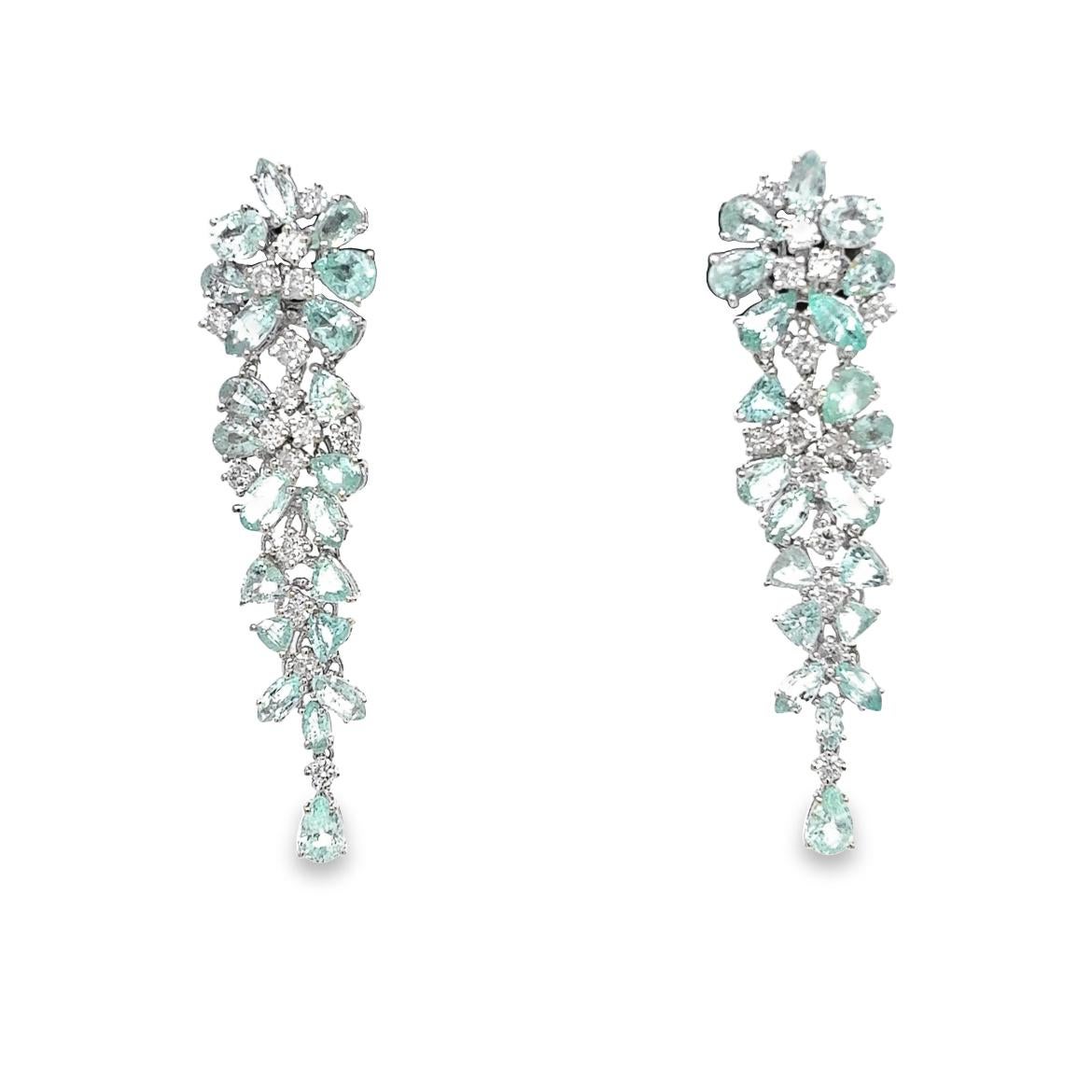 Taglio rotondo Orecchini a goccia con tormalina Paraiba in oro bianco 18 carati e diamanti in vendita