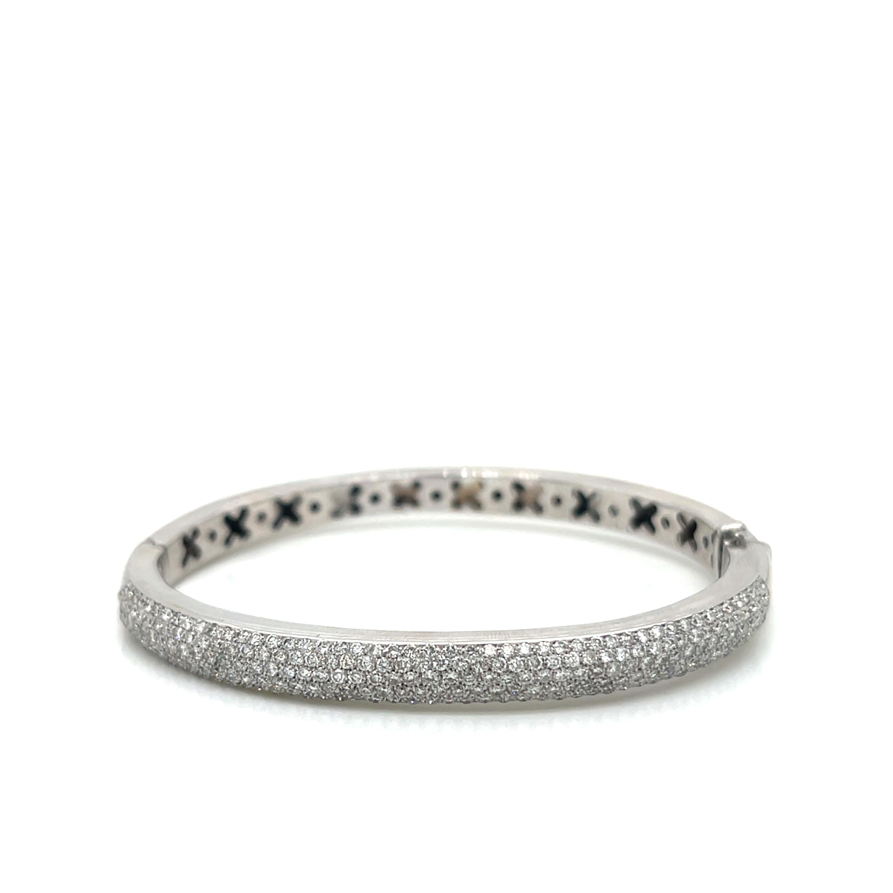 Pulsera Pavé de Diamantes en Oro Blanco de 18k

Este exquisito brazalete vintage muestra una elegancia atemporal con su sofisticado diseño y su brillante engaste de pavé de diamantes. Elaborada en lustroso oro blanco de 18 quilates, la pulsera