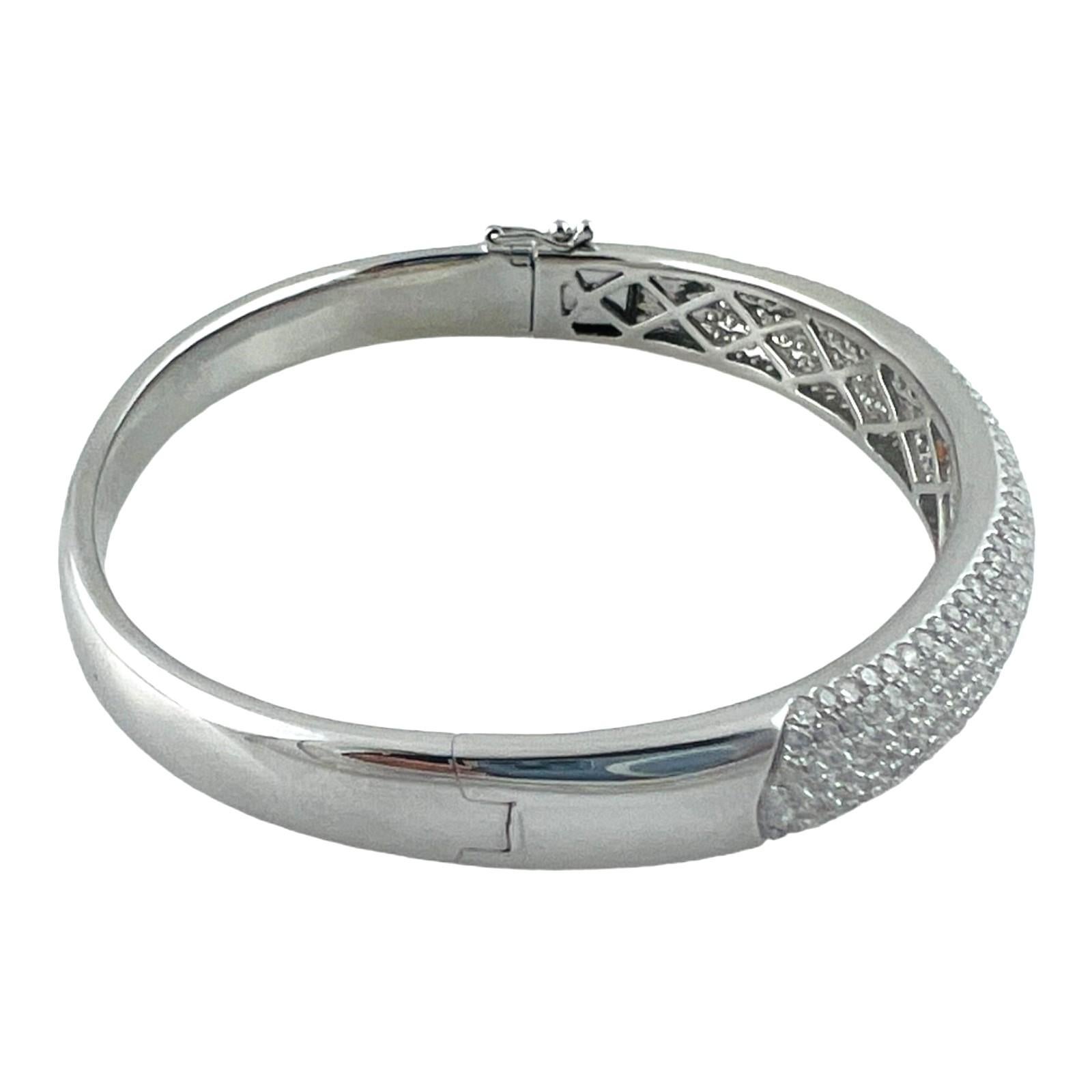18K White Gold Pave Diamond Bangle Bracelet In Good Condition For Sale In Washington Depot, CT