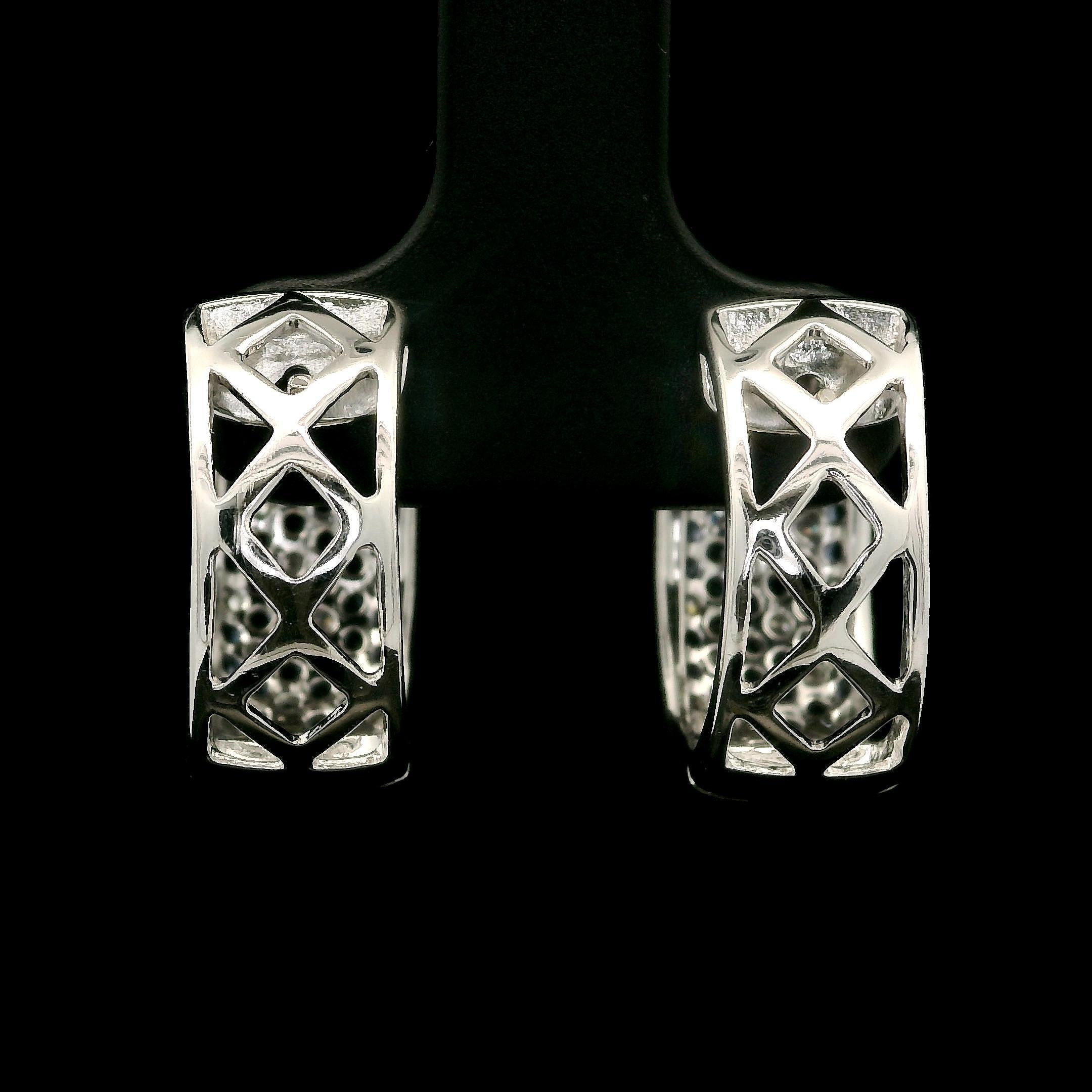 18k White Gold Pave Diamond & Cornflower Blue Sapphire Wide Huggie Hoop Earrings In Excellent Condition For Sale In Montclair, NJ