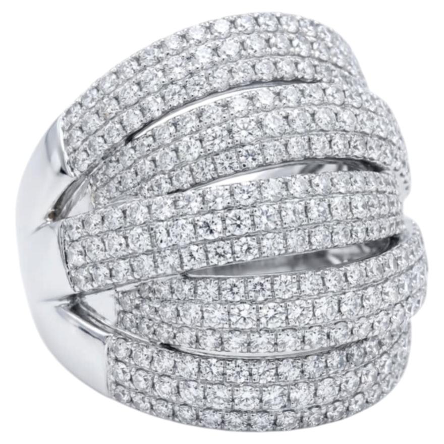 Ring aus 18-karätigem Weißgold mit Pavé-Diamanten und gewölbter Krone