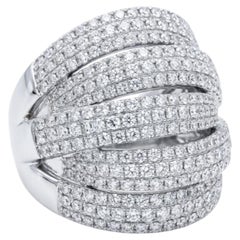 Ring aus 18-karätigem Weißgold mit Pavé-Diamanten und gewölbter Krone