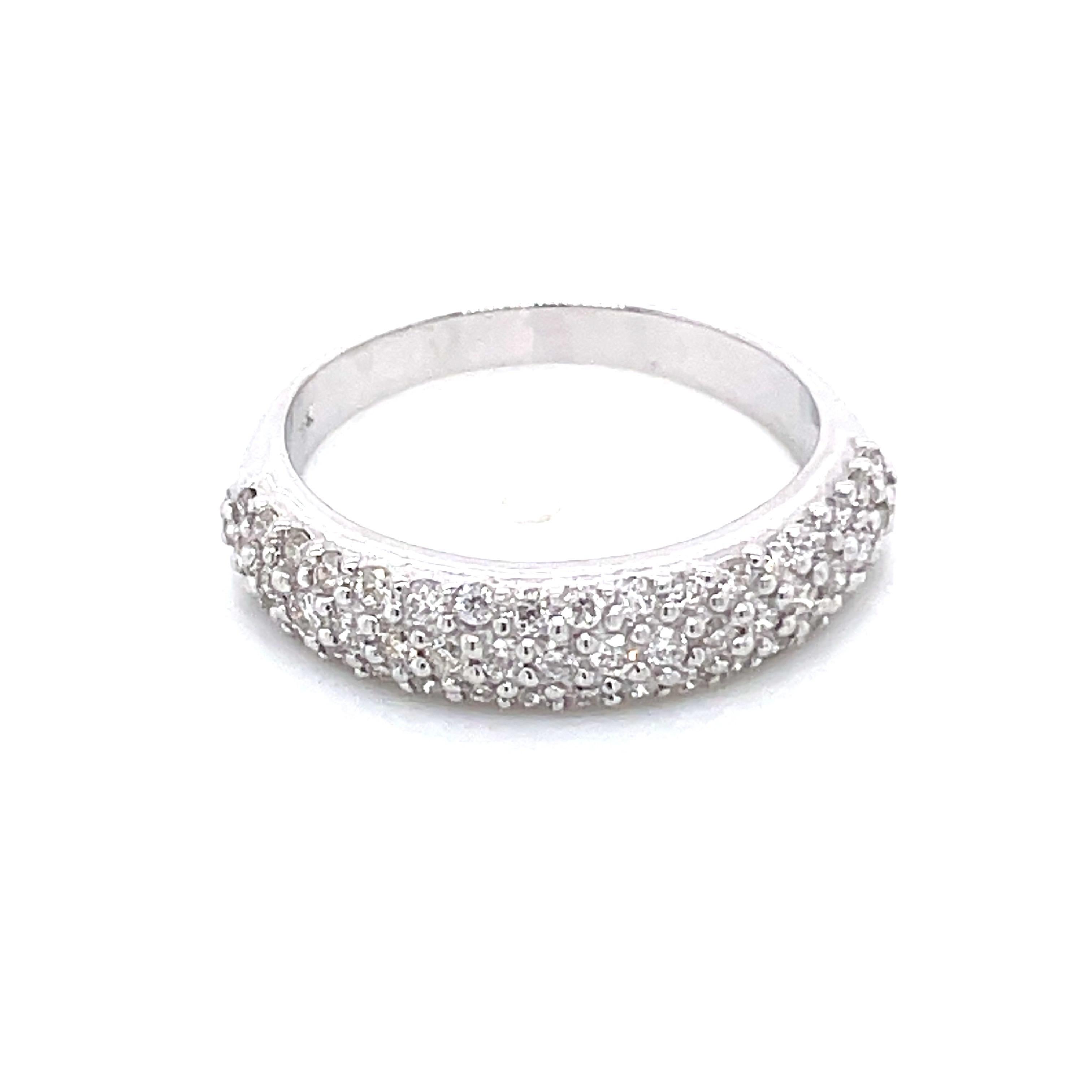 Bague de fiançailles en or blanc 18k avec diamant en pavé

Tissé de façon complexe avec une tapisserie de minuscules diamants, cette bague de fiançailles Pave en or blanc 18k est un témoignage étincelant d'un savoir-faire raffiné. 

Cette pièce est