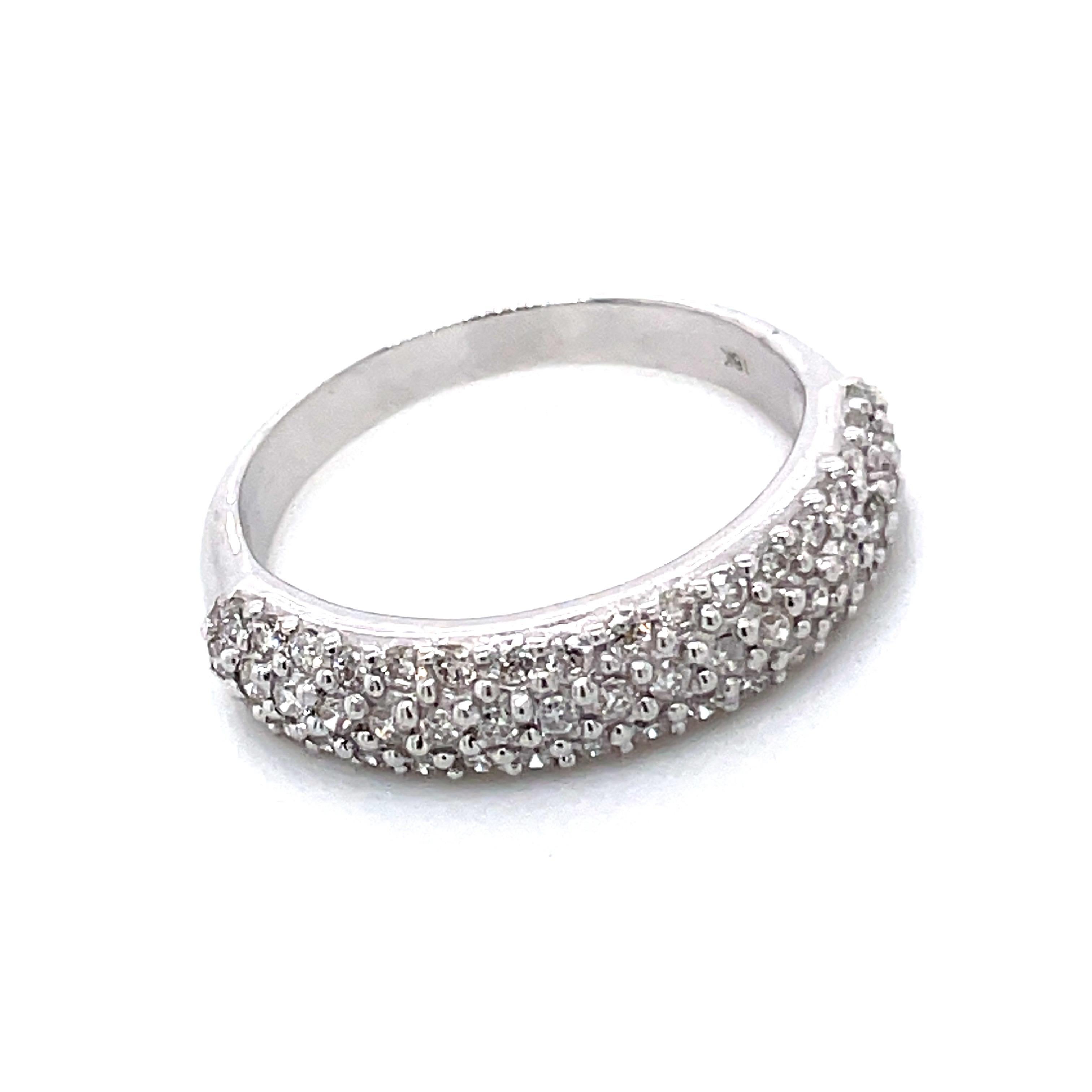 Taglio brillante Anello di fidanzamento in oro bianco 18k con pavé di diamanti in vendita