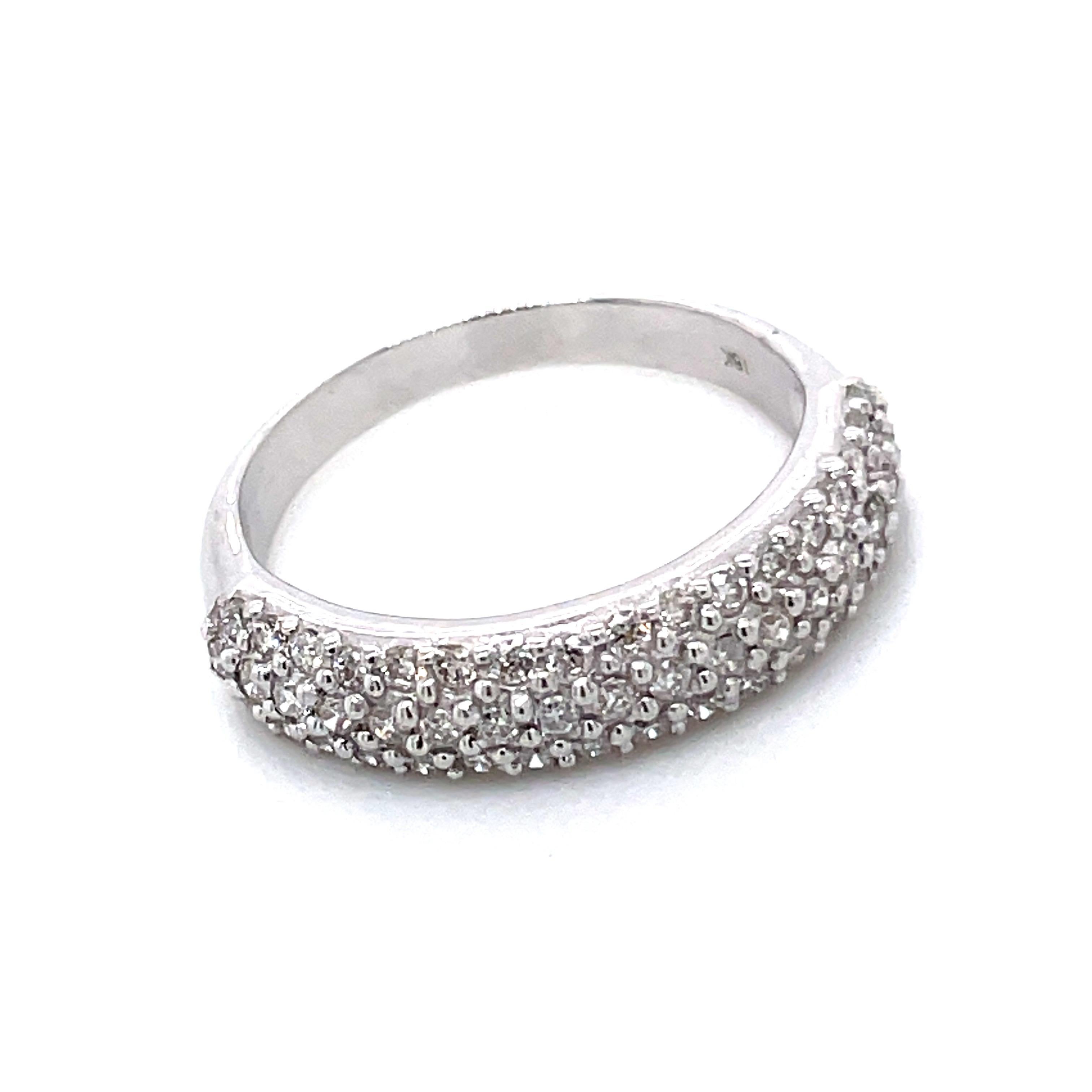 Taille brillant Bague de fiançailles en or blanc 18k avec diamant en pavé en vente