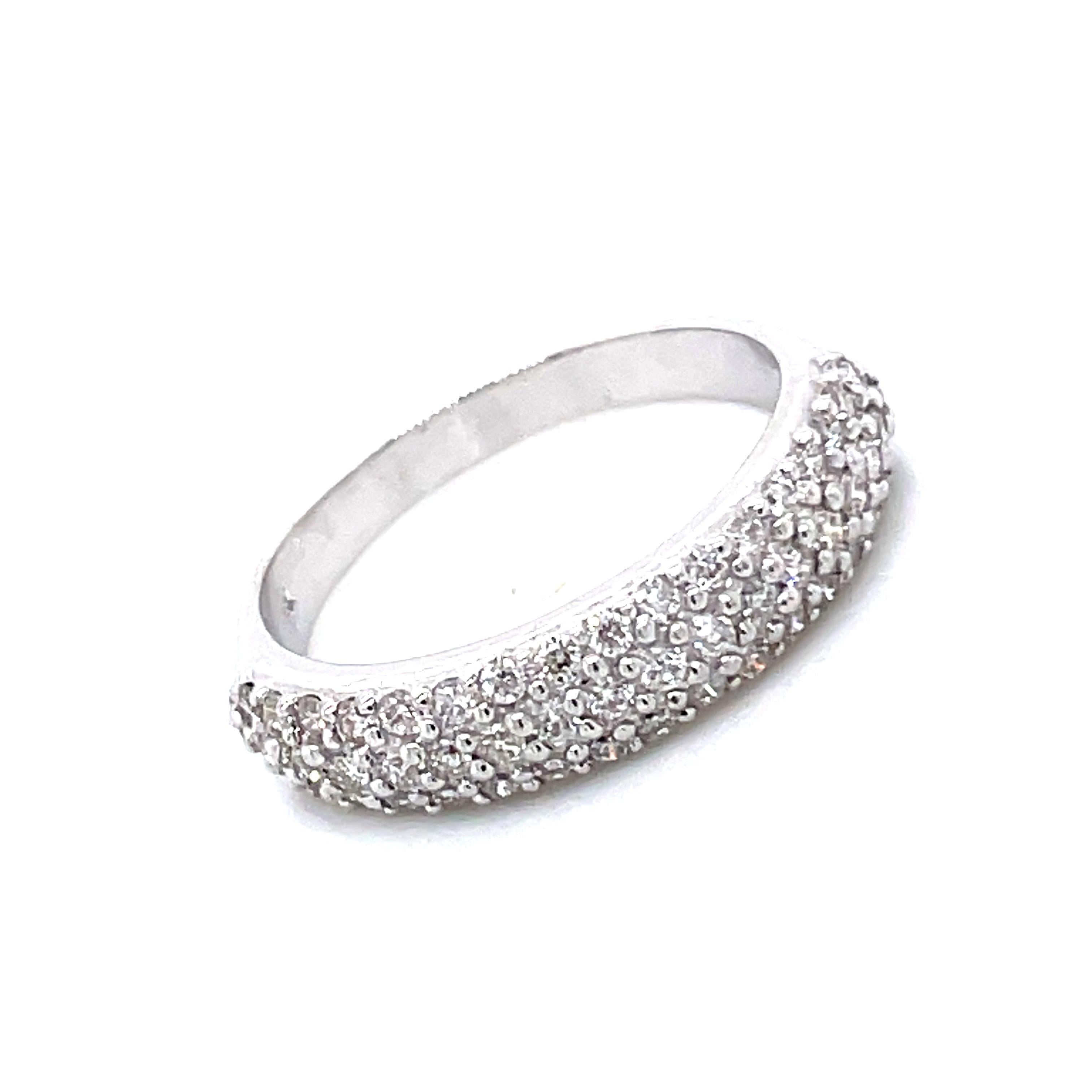 Bague de fiançailles en or blanc 18k avec diamant en pavé Neuf - En vente à Hong Kong, HK