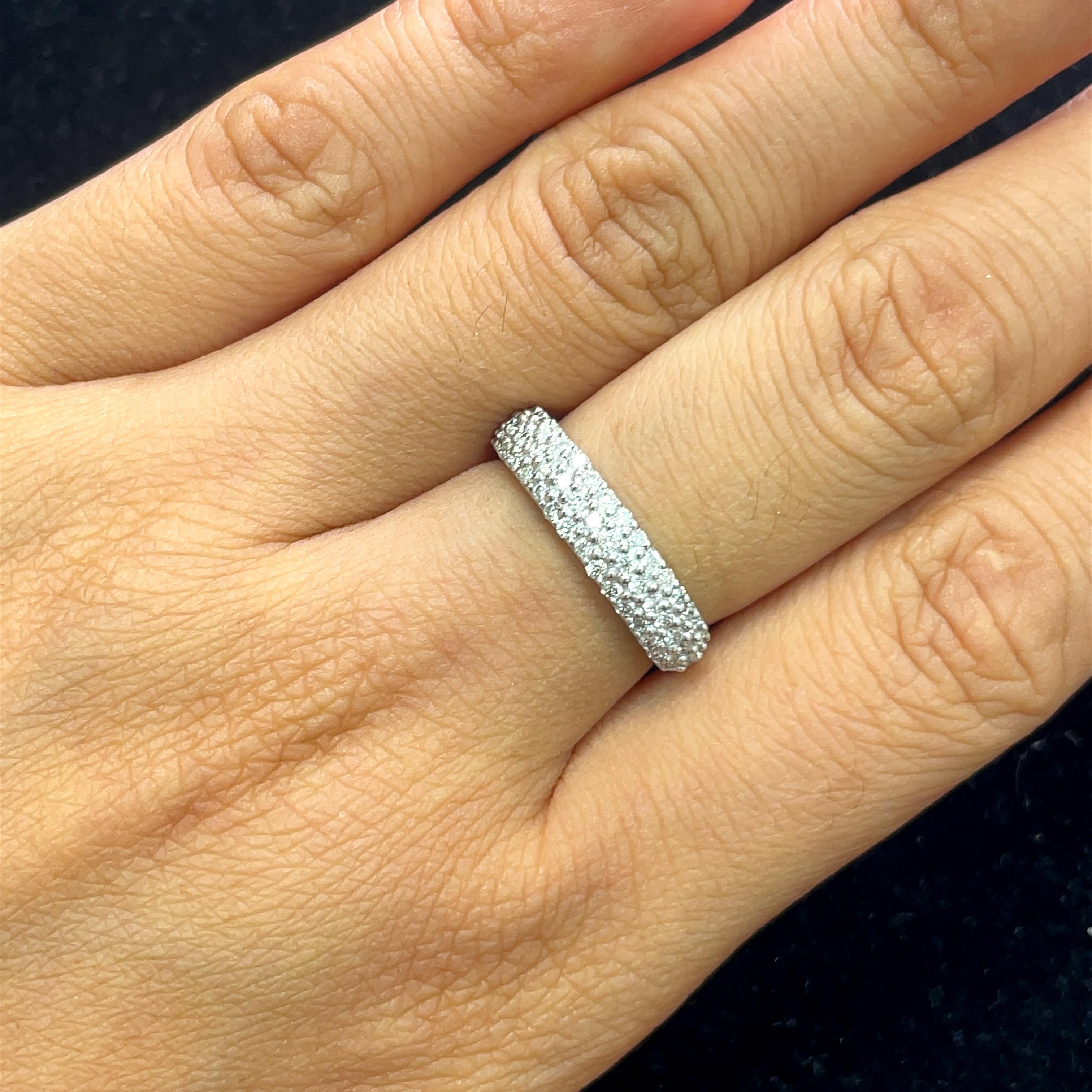 Bague de fiançailles en or blanc 18k avec diamant en pavé en vente 1