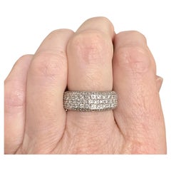Anillo de oro blanco de 18 quilates con pavé de diamantes