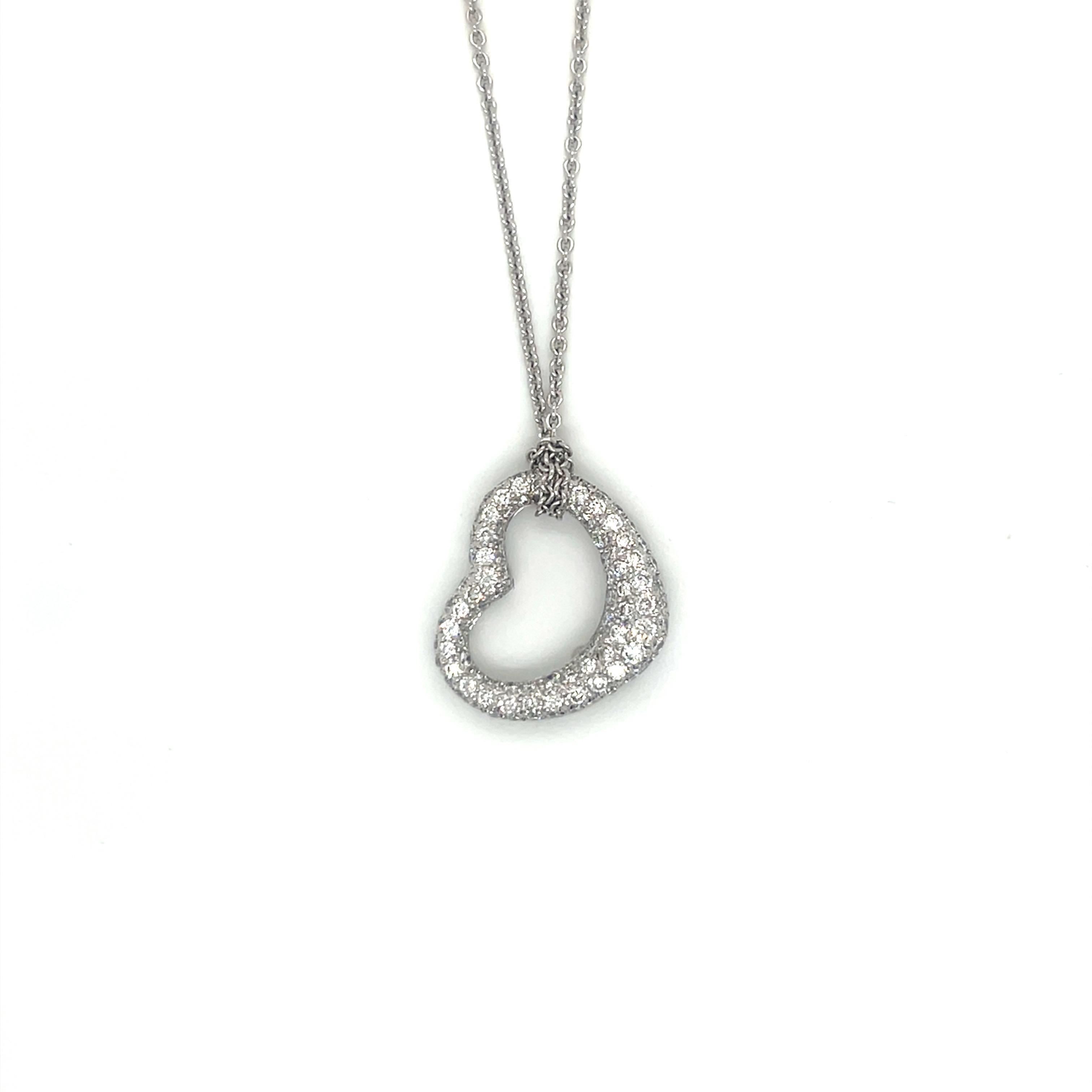 Collana con ciondolo a forma di cuore fluttuante in oro bianco 18 carati con pavé di diamanti

Questa squisita collana presenta uno splendido pendente a forma di cuore fluttuante in oro bianco 18 carati meticolosamente incastonato a mano con 105
