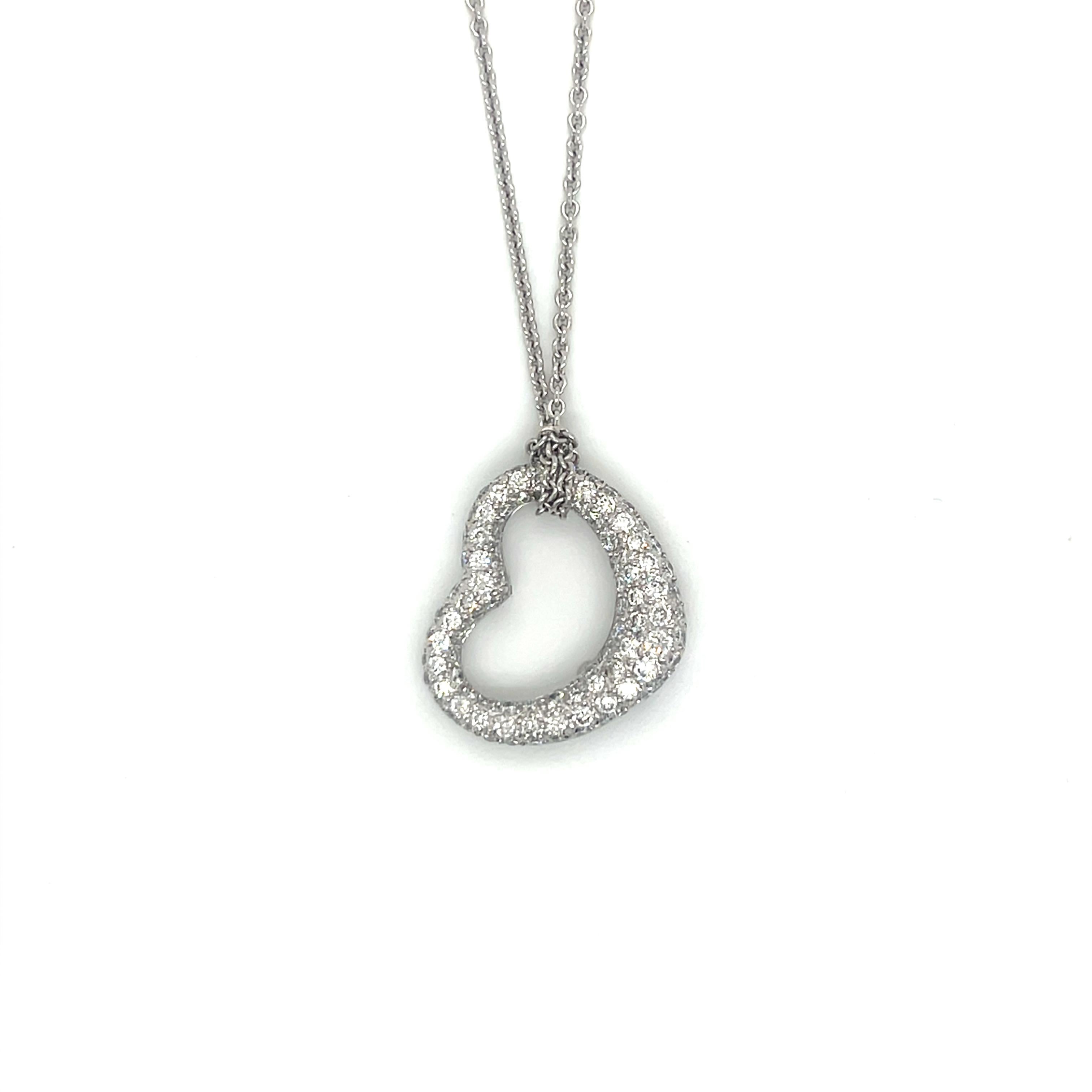 Moderno Collana con ciondolo a forma di cuore fluttuante in oro bianco 18 carati con pavé di diamanti in vendita