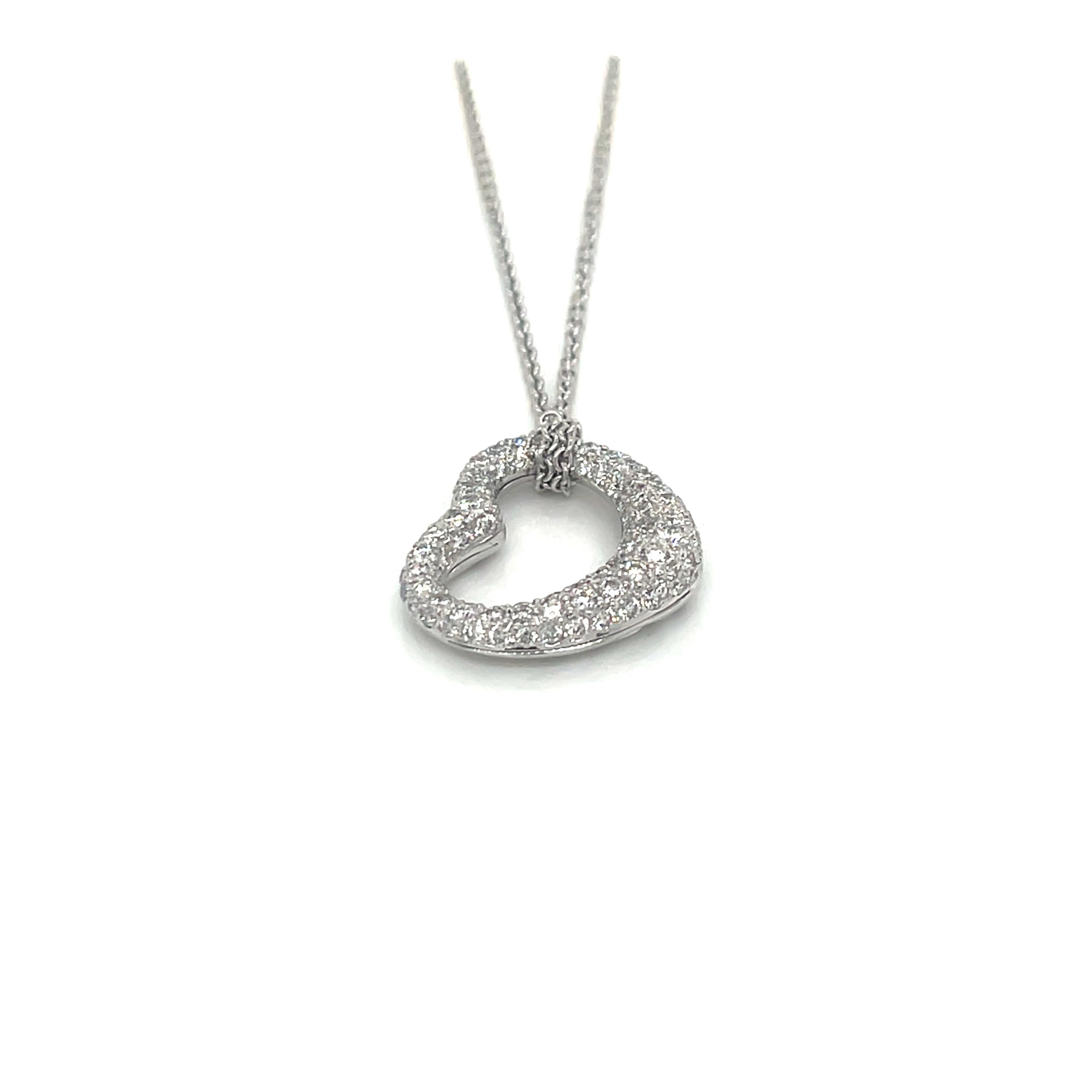 Taglio rotondo Collana con ciondolo a forma di cuore fluttuante in oro bianco 18 carati con pavé di diamanti in vendita