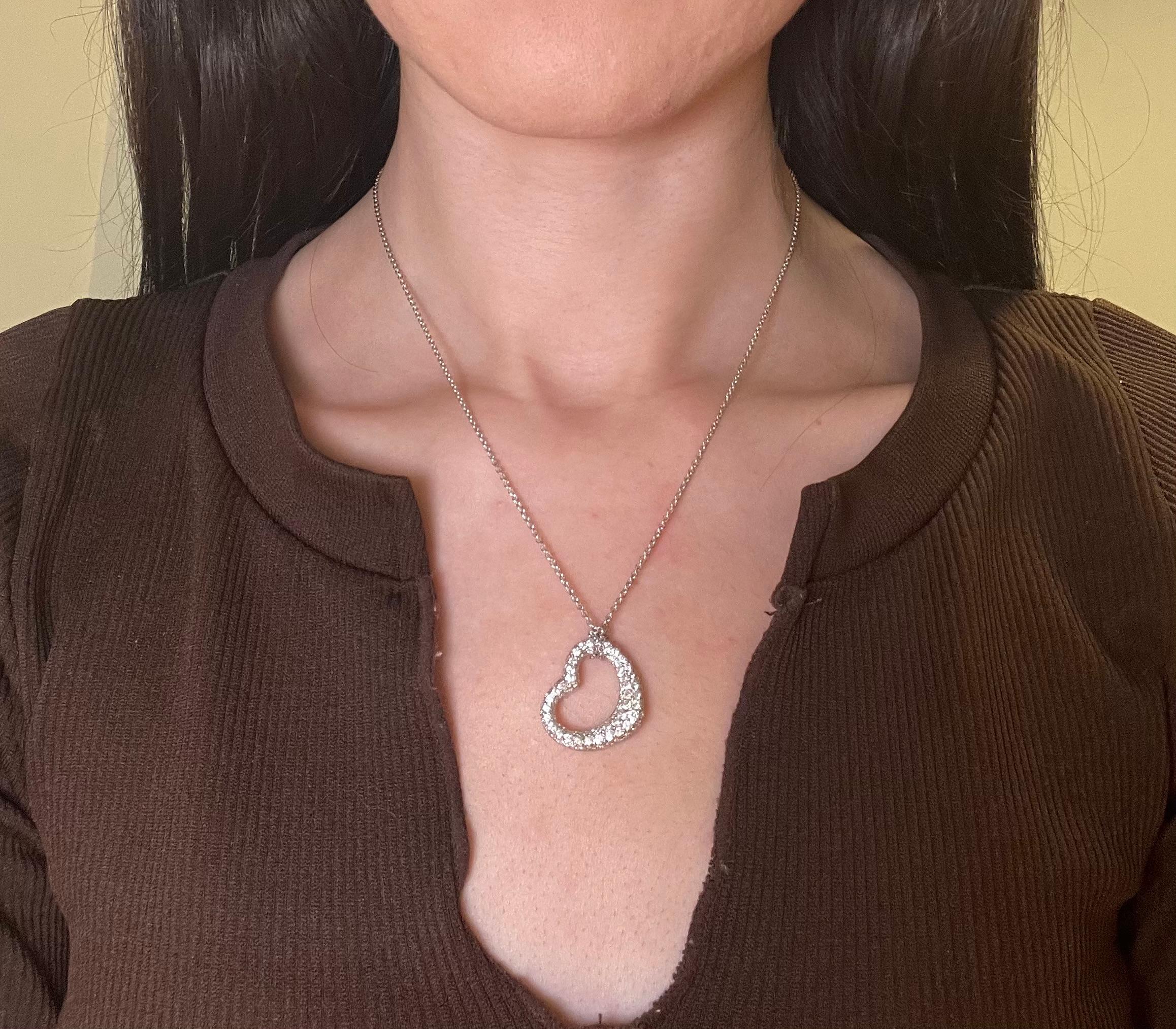Donna Collana con ciondolo a forma di cuore fluttuante in oro bianco 18 carati con pavé di diamanti in vendita