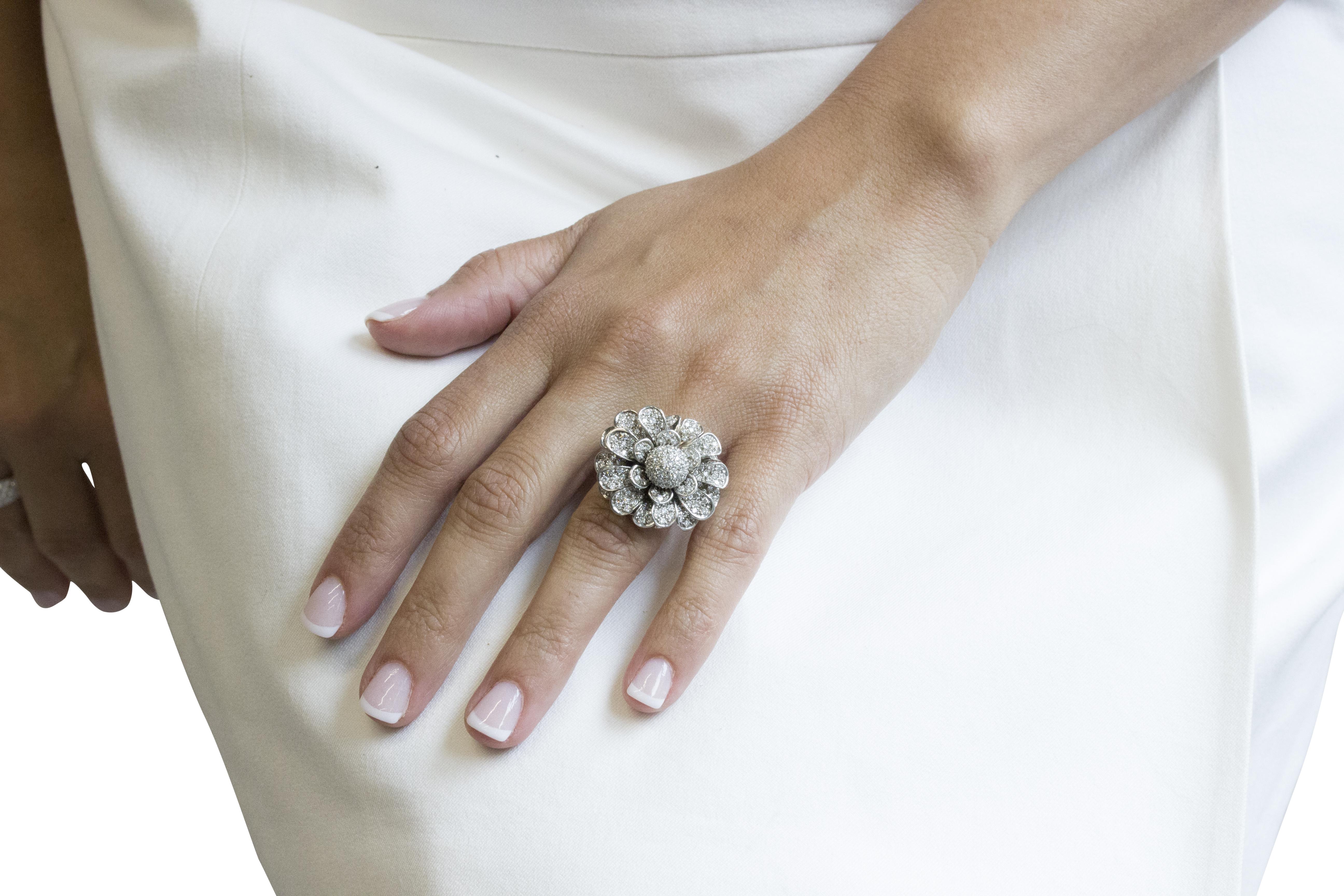 Anillo cóctel flor diamante pavé de oro blanco de 18 quilates 2