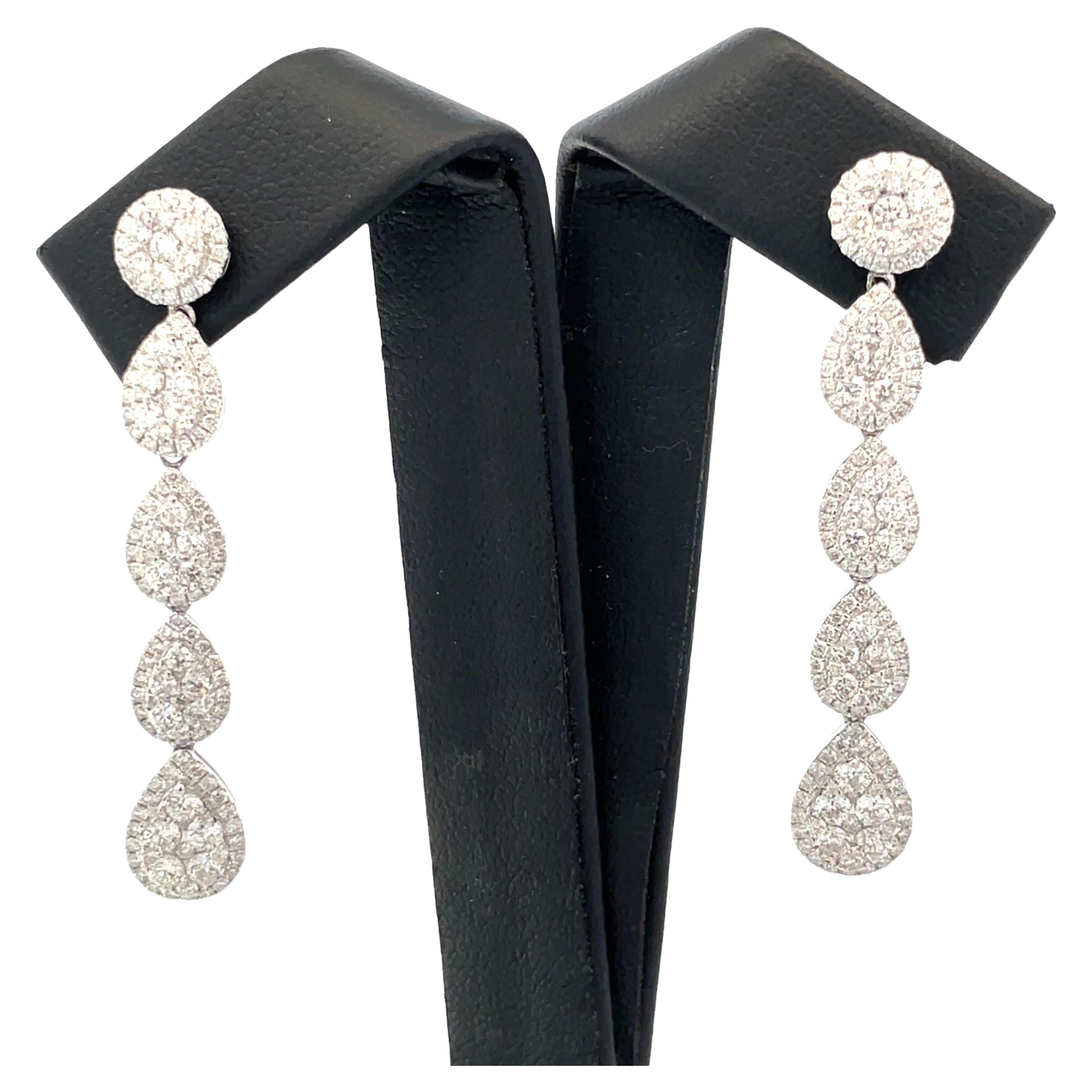 Boucles d
oreilles poire en or blanc 18K avec diamants pavés 3+carats en vente