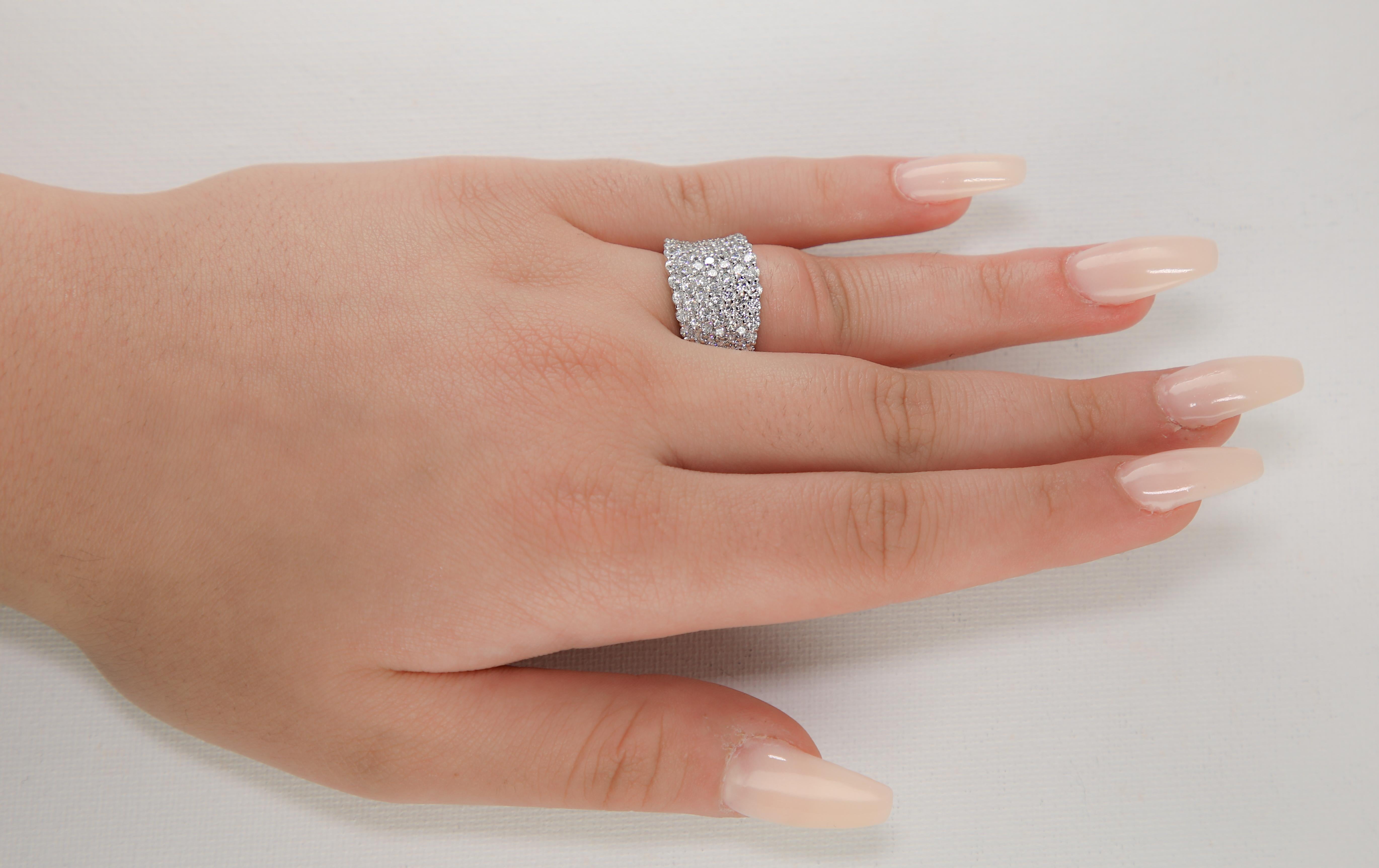 Anello con pavé di diamanti in oro bianco 18k
Splendido anello classico con pavé in oro bianco 18 carati. Questo anello con pavé è impreziosito da diamanti rotondi taglio brillante della migliore qualità per un totale di 3,10 carati. I diamanti di