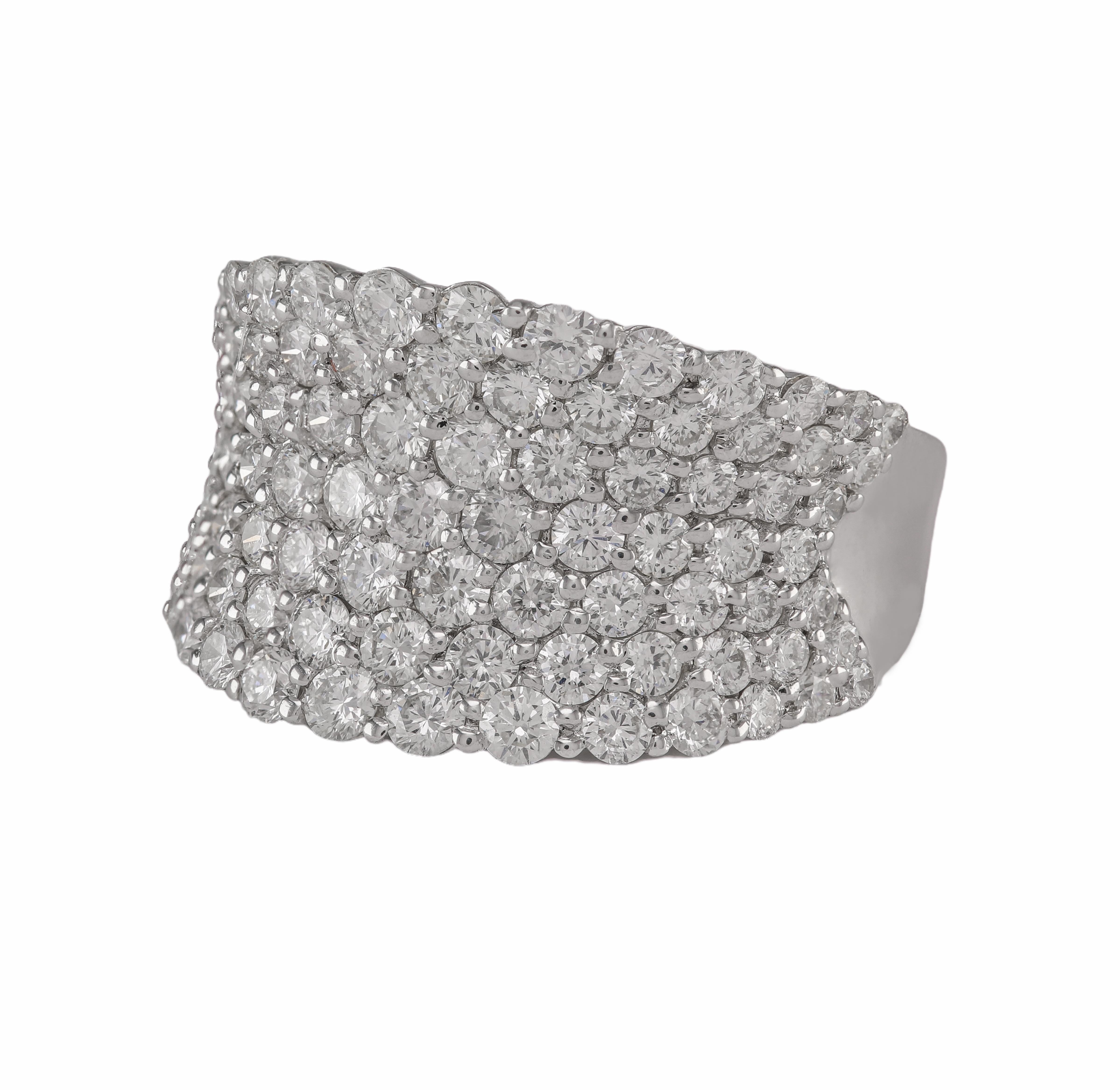 Taglio brillante Anello con pavé di diamanti in oro bianco 18 carati in vendita