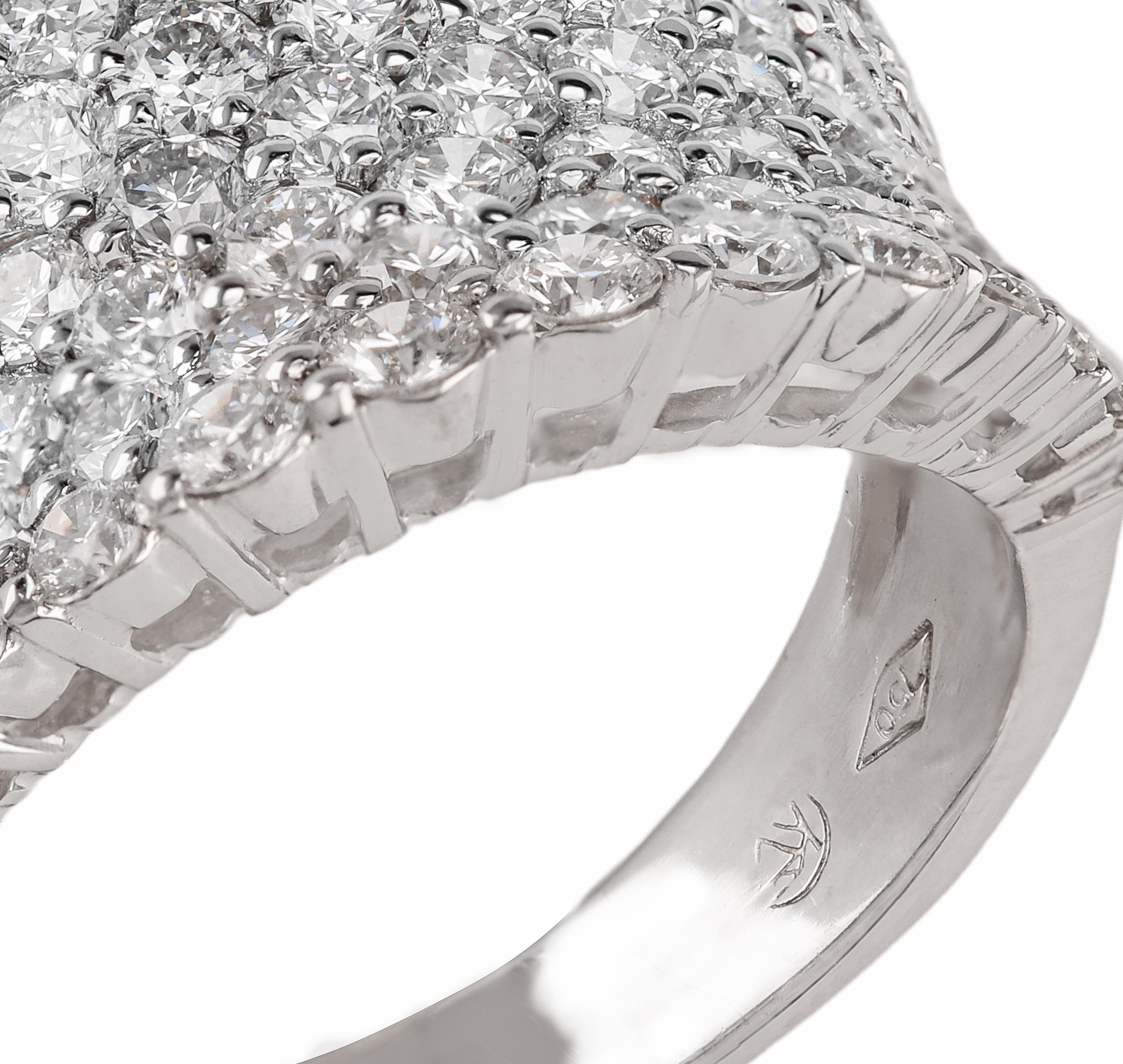 Anello con pavé di diamanti in oro bianco 18 carati In condizioni Nuovo in vendita a Great Neck, NY