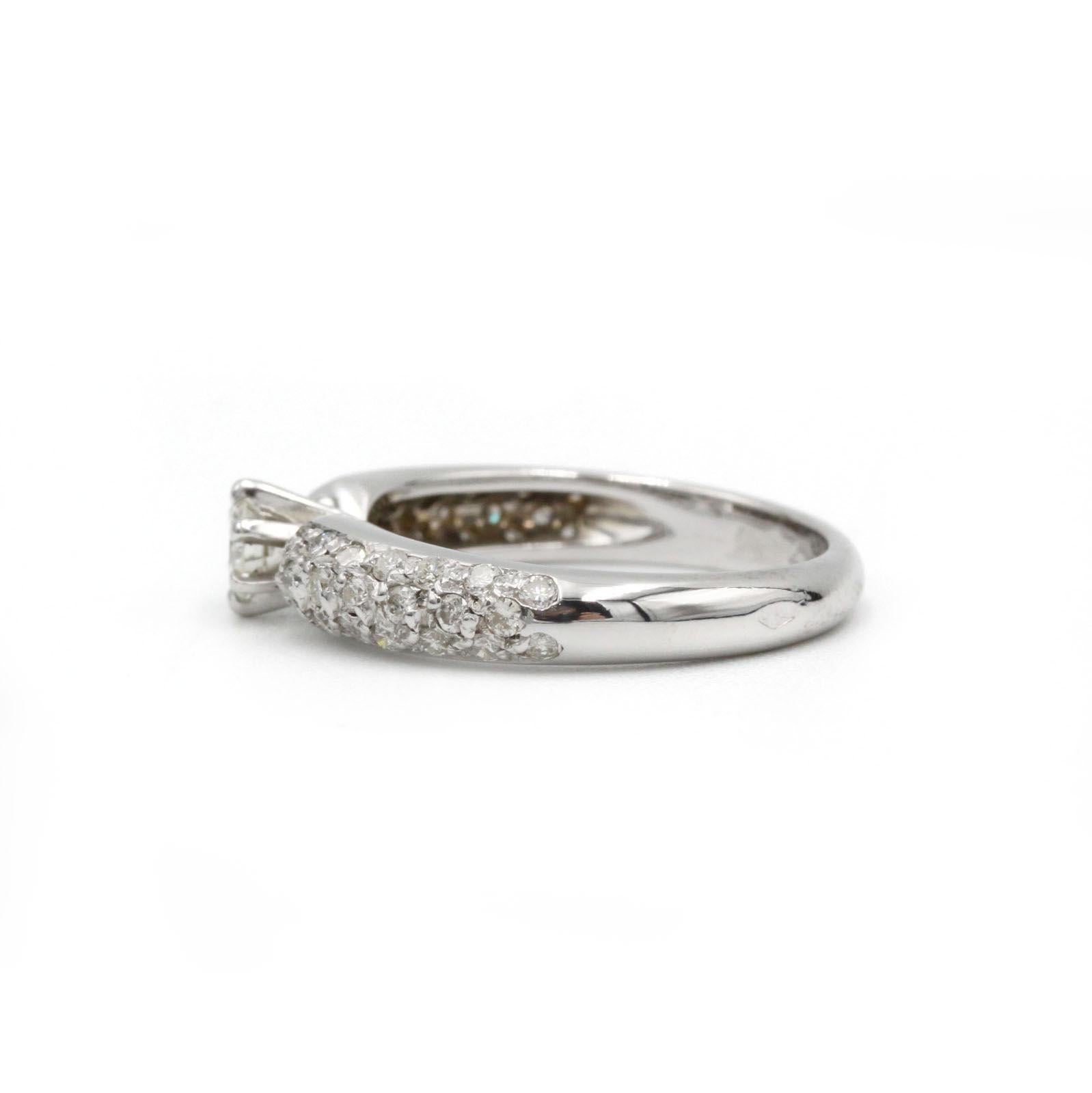 Contemporain Bague en or blanc 18K Pavé de diamants avec pierre centrale de 0,20 ct et 42 diamants d'accentuation en vente