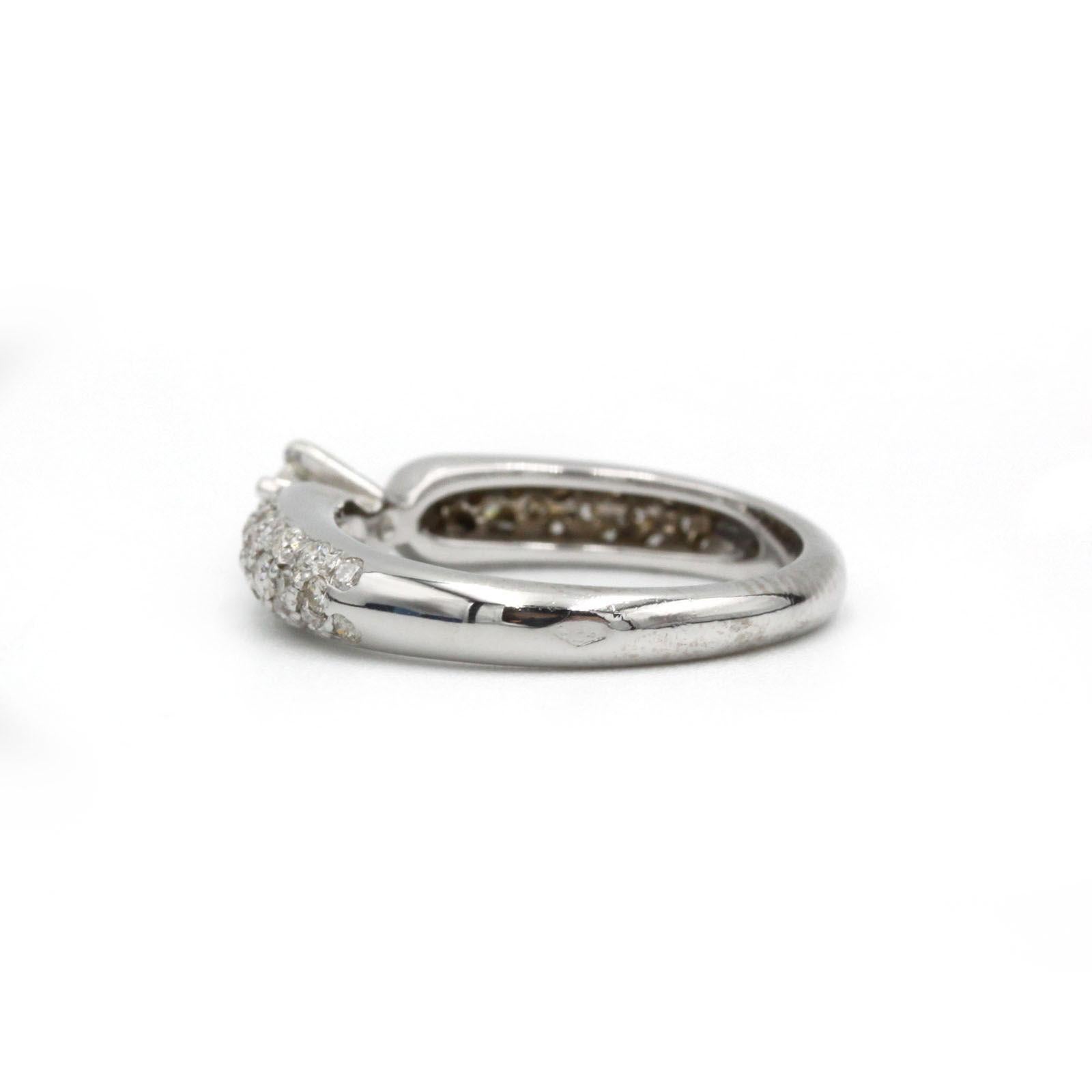 Taille brillant Bague en or blanc 18K Pavé de diamants avec pierre centrale de 0,20 ct et 42 diamants d'accentuation en vente