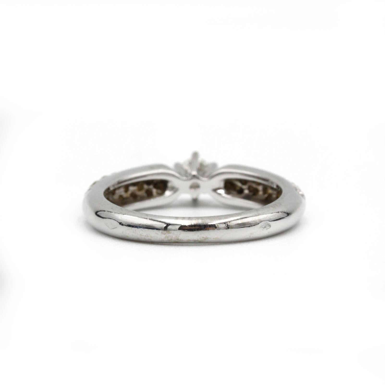 Bague en or blanc 18K Pavé de diamants avec pierre centrale de 0,20 ct et 42 diamants d'accentuation Bon état - En vente à MONTMORENCY, FR