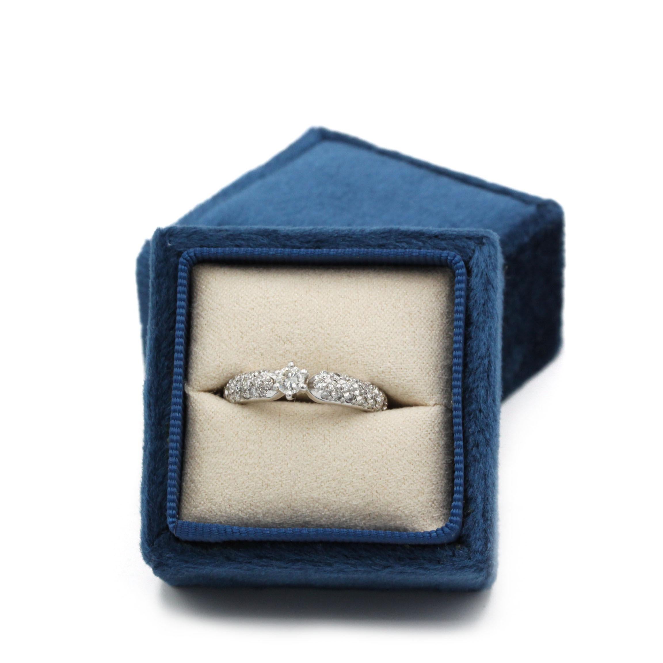 Bague en or blanc 18K Pavé de diamants avec pierre centrale de 0,20 ct et 42 diamants d'accentuation Pour femmes en vente