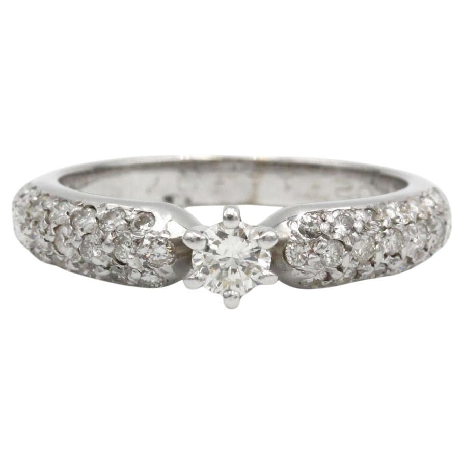 Anillo de oro blanco de 18 quilates con pavé de diamantes, piedra central de 0,20 quilates y 42 diamantes incrustados