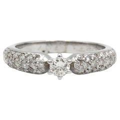 Anillo de oro blanco de 18 quilates con pavé de diamantes, piedra central de 0,20 quilates y 42 diamantes incrustados